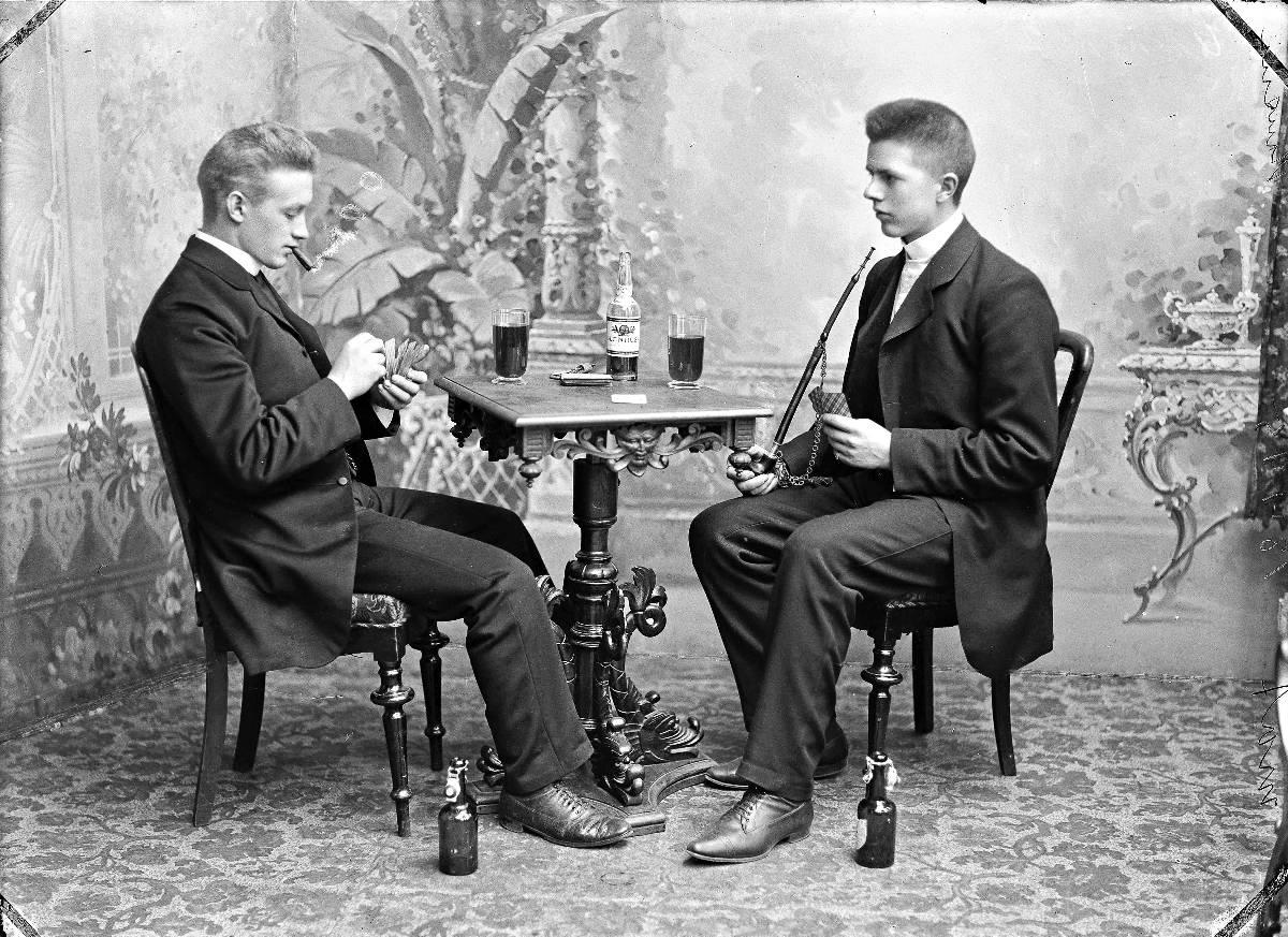 Kortspill med pipe og sigar i fotograf Szacinskis atelier i 1908.