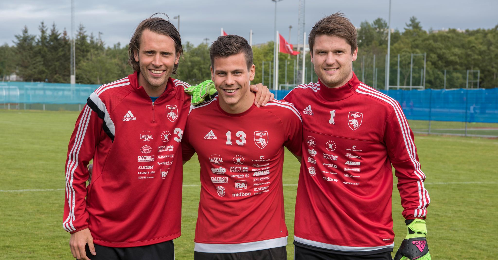 Mye ungt i Vidar, men disse tre, Andreas Haukland Westlye til venstre, kaptein Daniel Berntsen som rundt 200 kamper i fjor, og keeper Bjarte Egeland, skal bidra med rutine. 