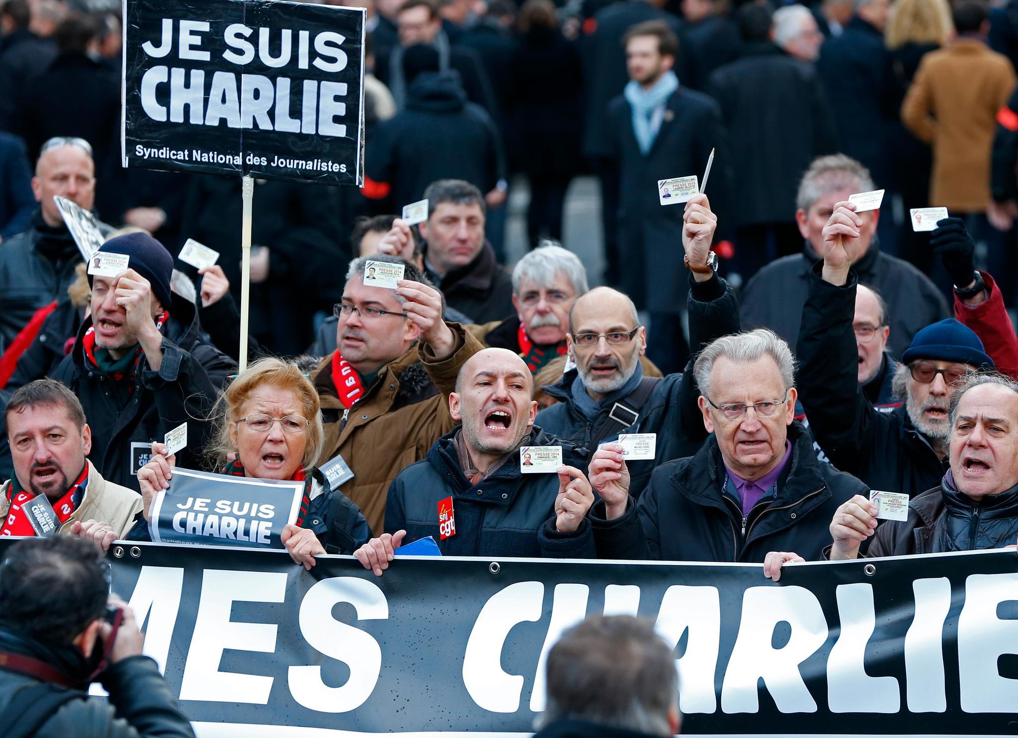 Under solidaritetsmarsjen i Paris etter angrepet på Charlie Hebdo deltok også franske journalister som holdt opp sitt pressekort. 