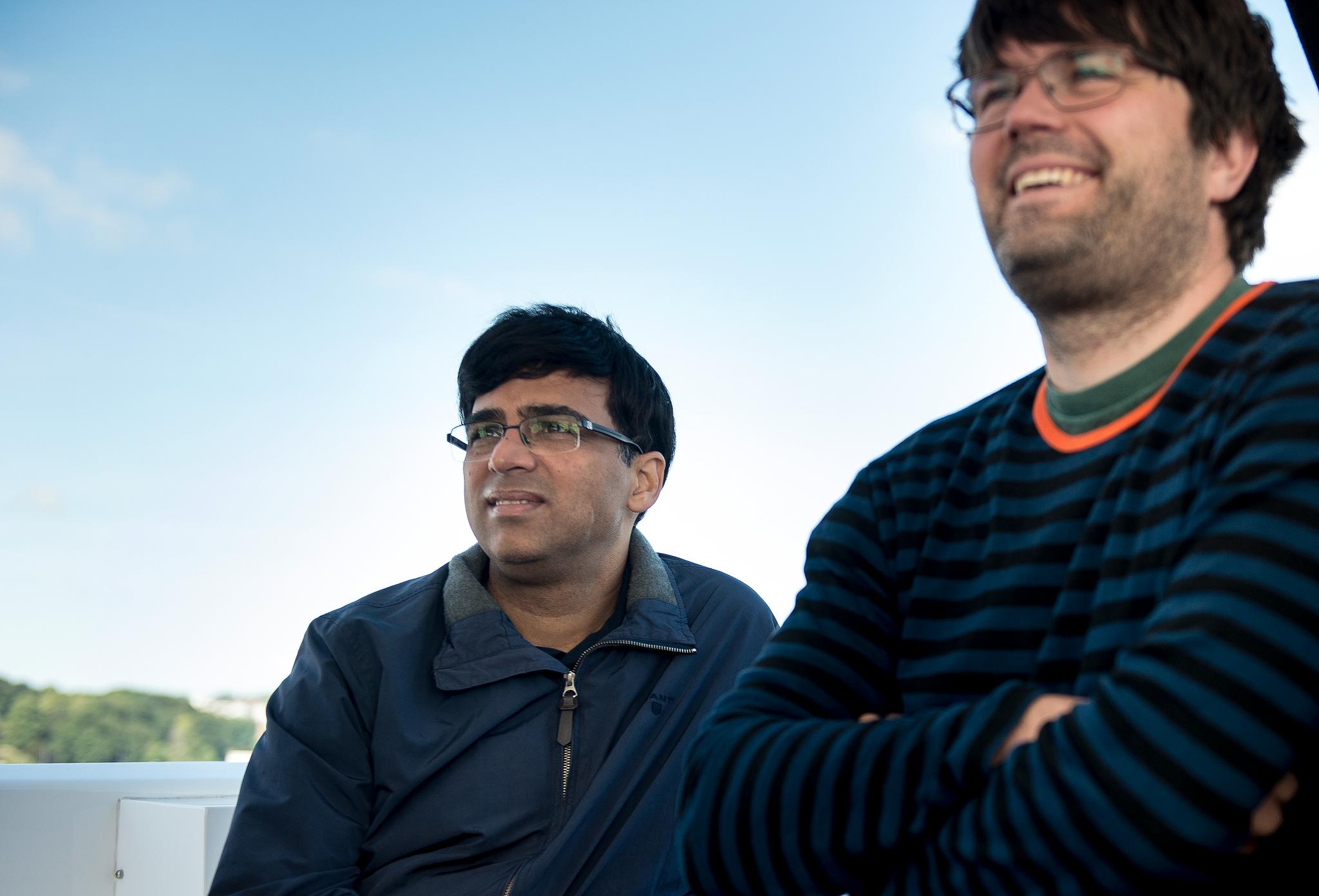 Peter Heine Nielsen var en del av Viswanathan Anands sekundantteam. Så begynte han å jobbe for Magnus Carlsen i stedet. Her er Heine Nielsen og Anand sammen på en båttur organisert av Norway Chess i 2018.