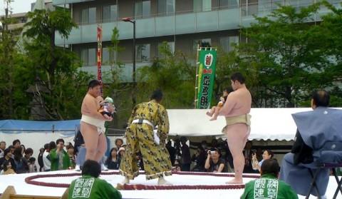 I Japan har de en tradisjon der sumobrytere skal få babyer til å gråte.