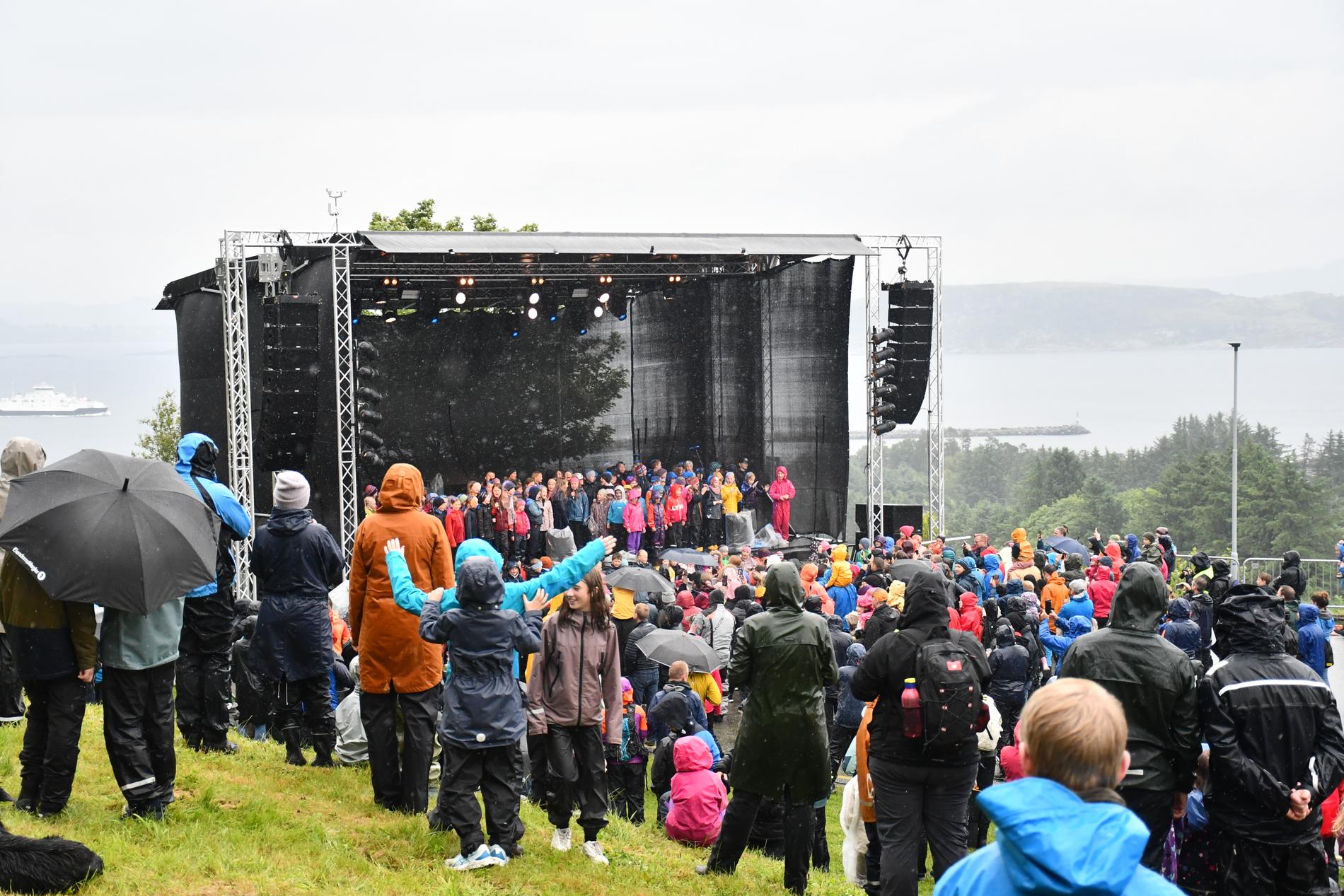 I regnvær samlet det seg barn og unge foran scenen for å få med seg showet.