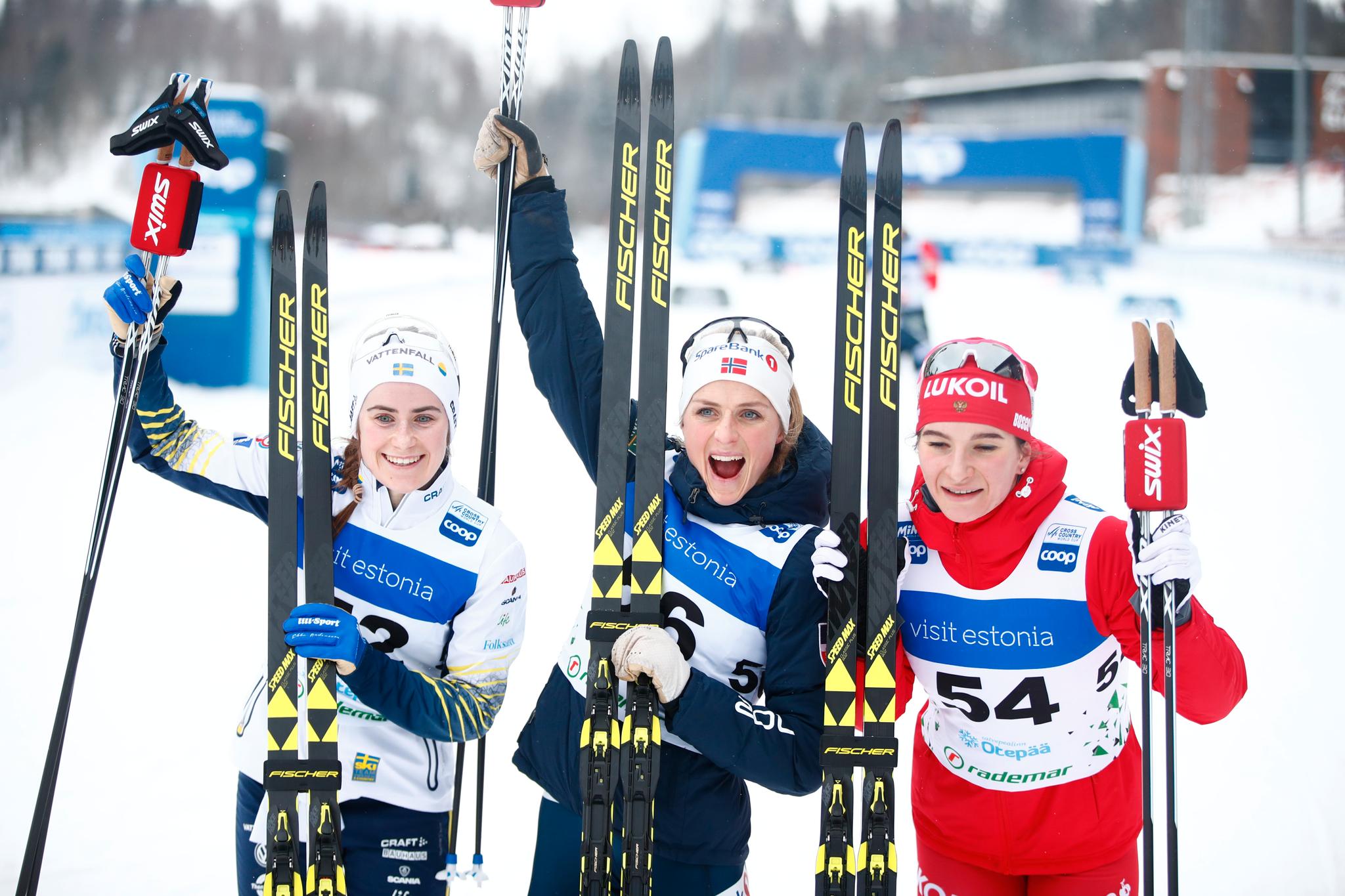 Therese Johaug kunne juble for seieren. Her sammen med svenske Ebba Andersson og russiske Natalja Neprjajeva.