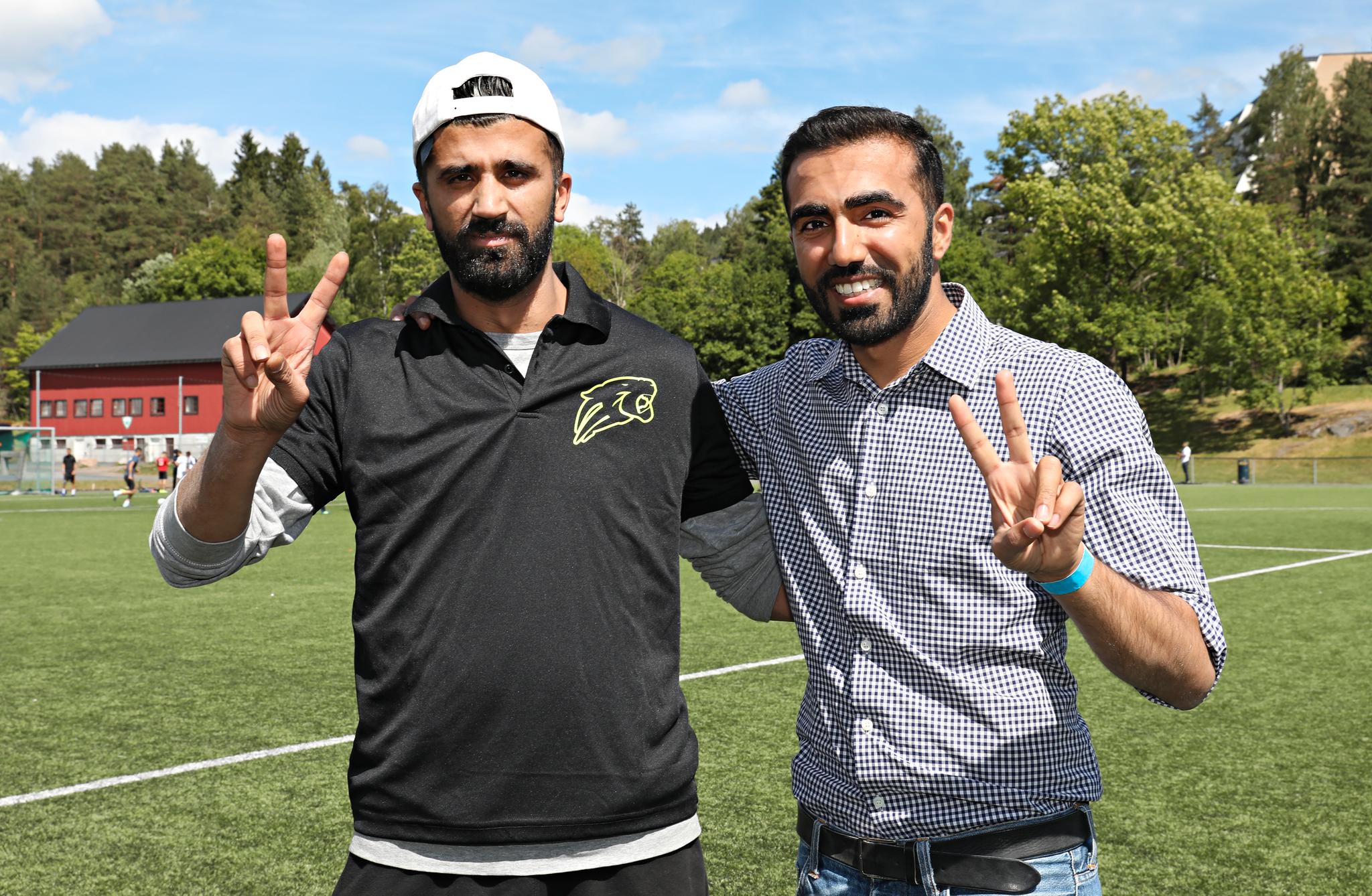 Mohsan Raja (til venstre) og Usman Mushtaq kom på banen for fire uker siden for å hjelpe de unge på Stovner og Vestli. Lørdag arrangerte de fotballturnering der flere hundre ungdommer var innom.