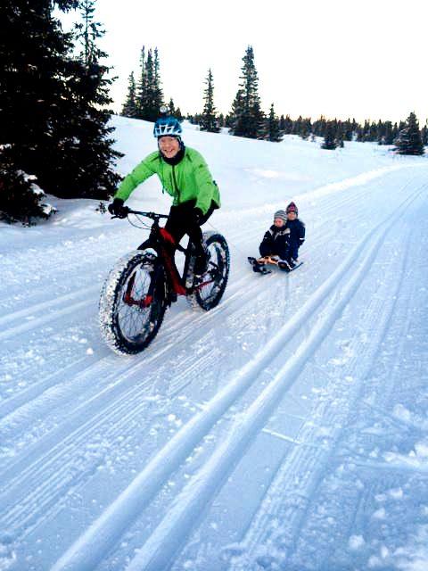 Frank Robert Larsen tar barna med på tur etter fatbike i vinterfjellet.