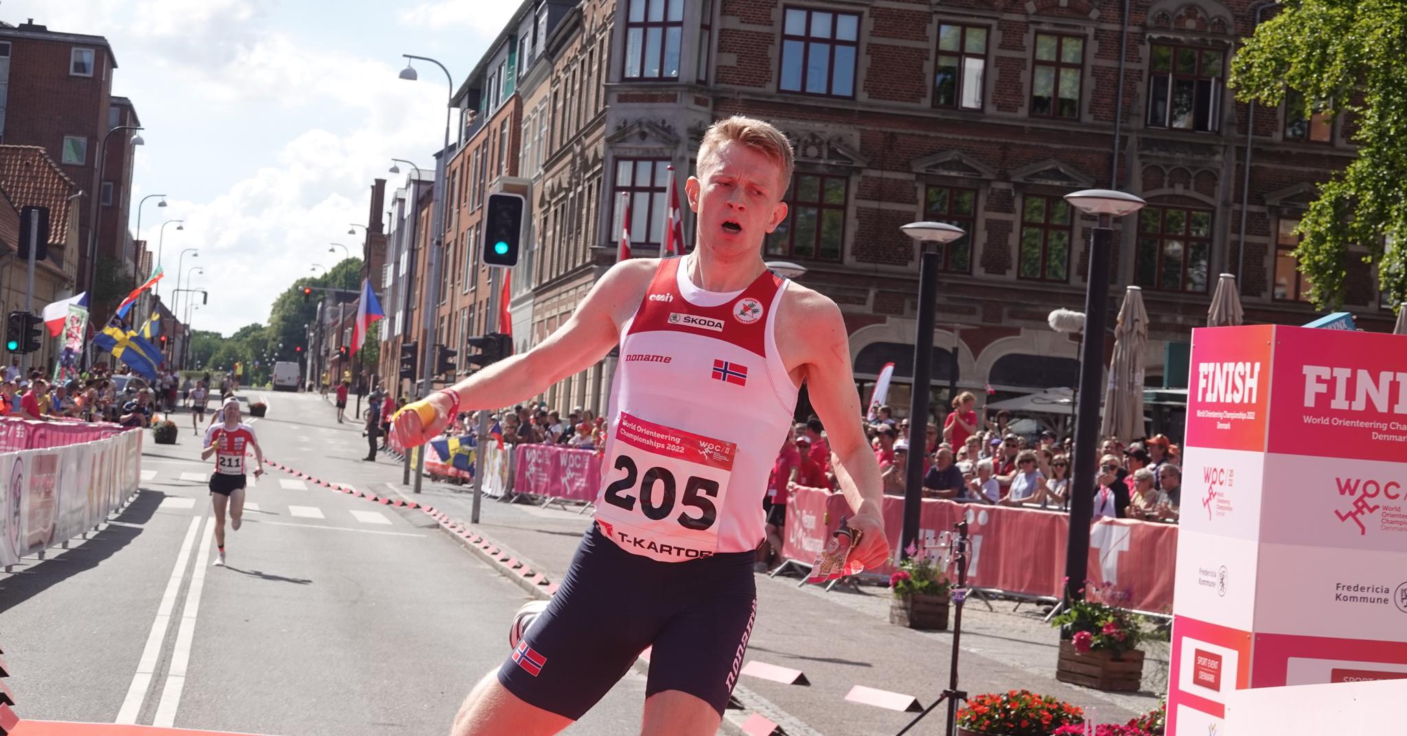 Håvard Sandstad Eidsmo har flyttet fra Trondheim til Göteborg for å satse på orientering. Nå er han norsk håp under sprinten torsdag. 