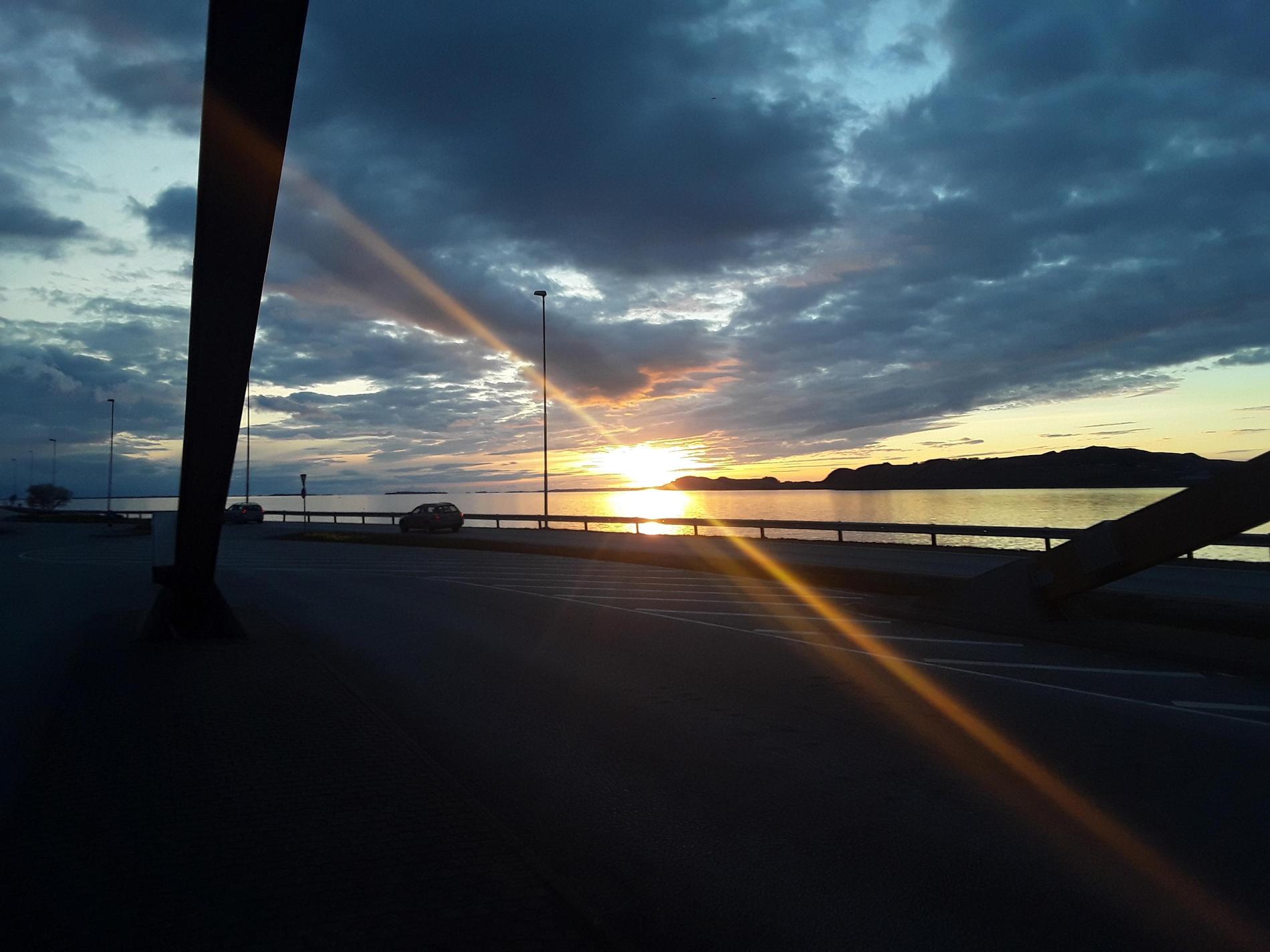 Statens vegvesen var på plass på Sokn og fikk med seg solnedgangen ved den tidligere bomstasjonen. 