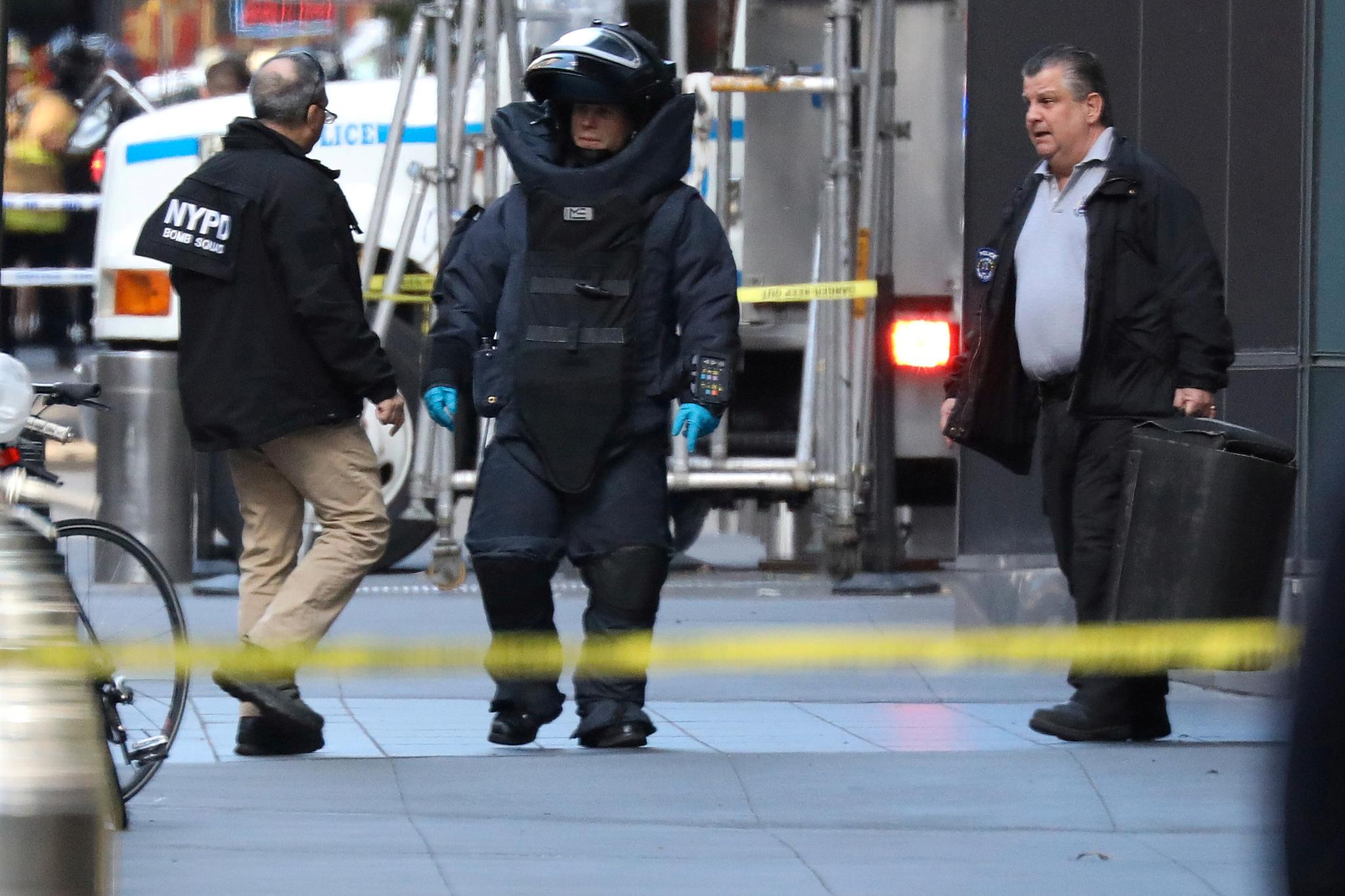 Bombegruppen til New York City Police Department fjernet en bombe fra Time Warnes-bygningen på Manhattan der CNN har sitt kontor.