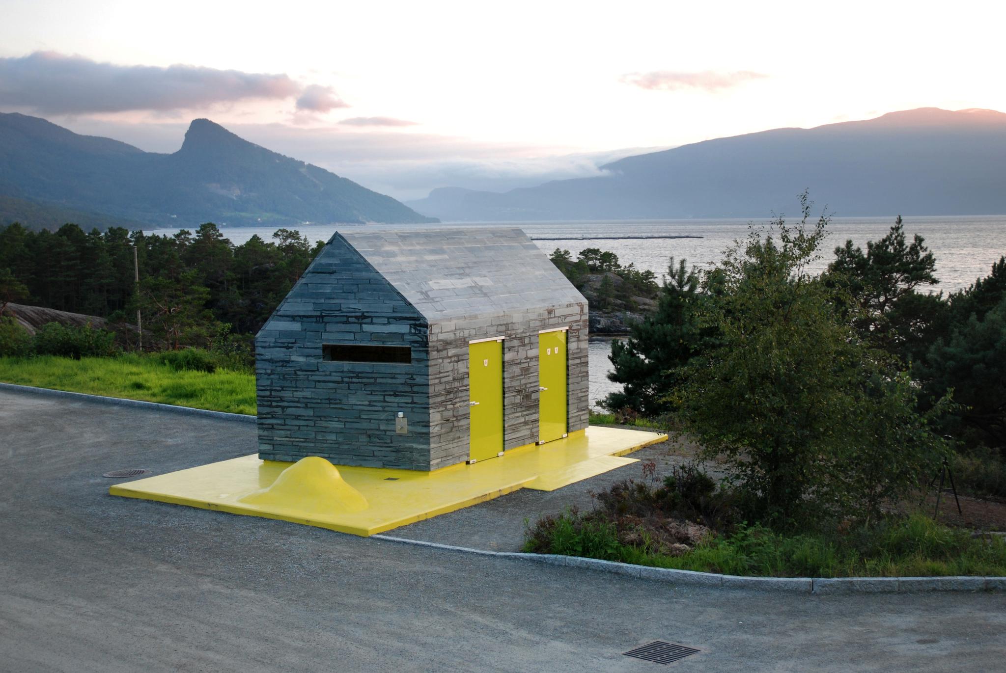 Ett av Norges mest spesielle toalettbygg på Hereiane rasteplass ved Hardangerfjorden. Arkitekt: Asplan Viak – Knut Hellås / 3 RW – Susanne Pushberger. 