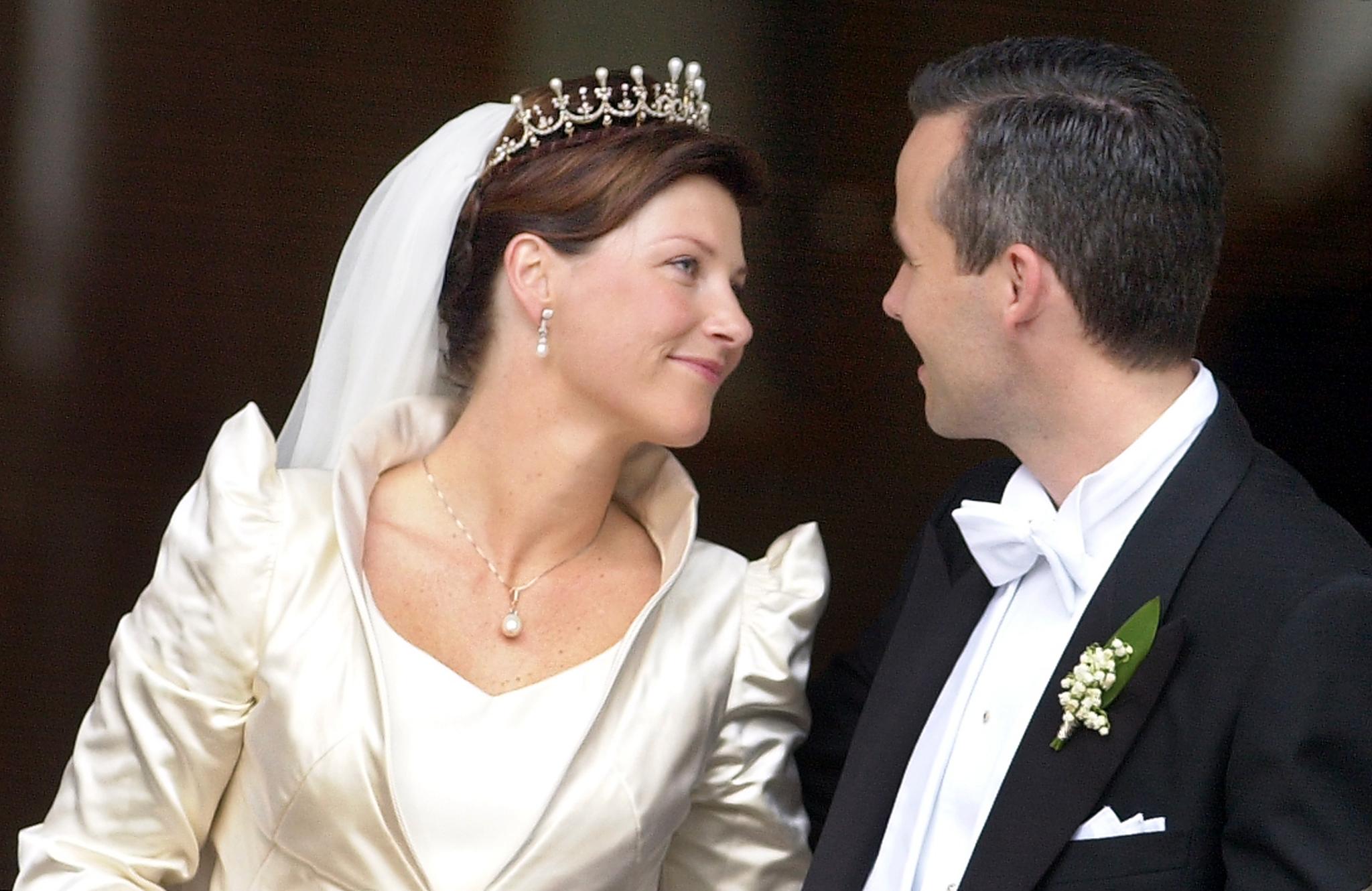 Prinsesse Märtha Louise og Ari Behn gifter seg i Trondheims domkirke Nidarosdomen i 2002. Her veksler ekteparet forelskede blikk. 