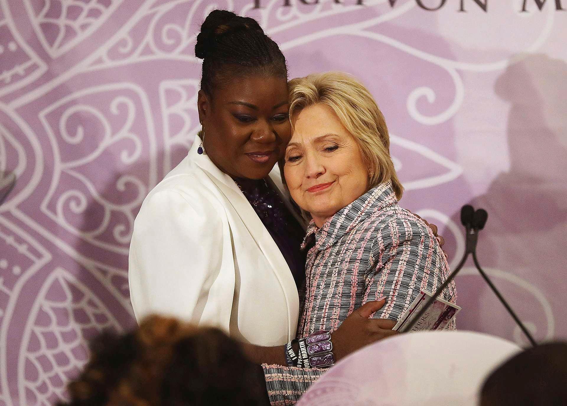 Hillary Clinton klemmer Trayvon Martins mor, Sybrina Fulton på en konferanse i Florida i mai i år.