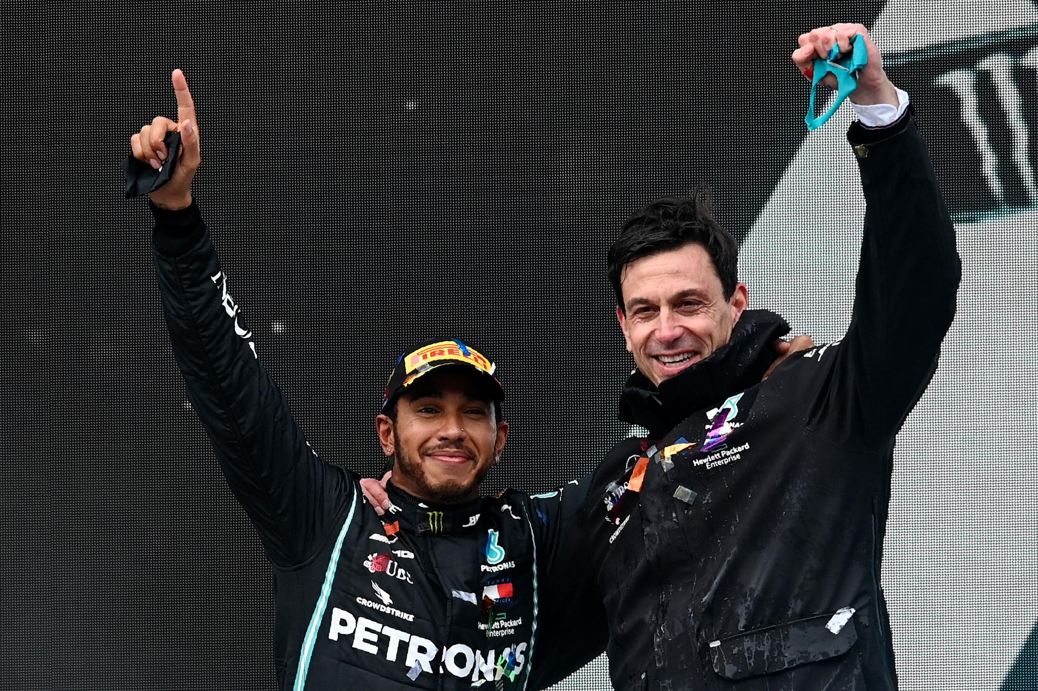 VERDENSMESTER: Lewis Hamilton feirer sin syvende VM-tittel (den sjette med Mercedes) sammen med teamsjef Toto Wolff i Istanbul i november i 2020. 