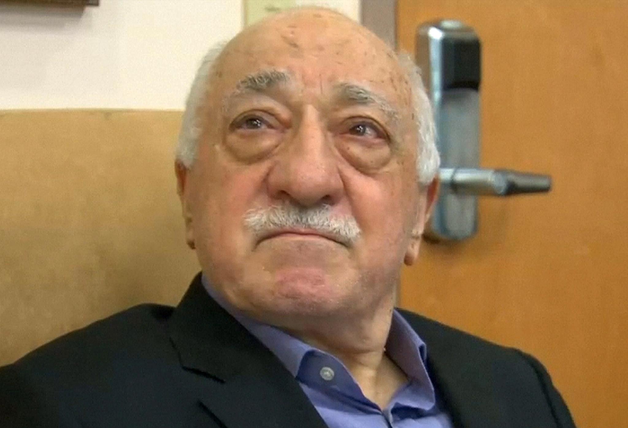 President Erdogan mener denne mannen, Fetullah Gülen, som lever i selvpålagt eksil i USA, sto bak kuppet og vil ha ham utlevert. Gülen nekter at han har noe med kuppet å gjøre.