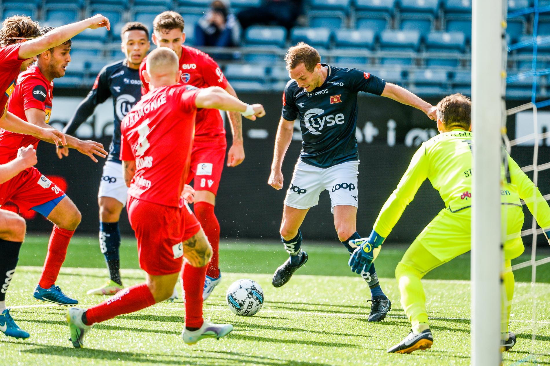 SCORET: Kristoffer Løkberg scoret 1–0 for Viking mens Sandefjord-spiller Mats Haakenstad lå nede for telling.