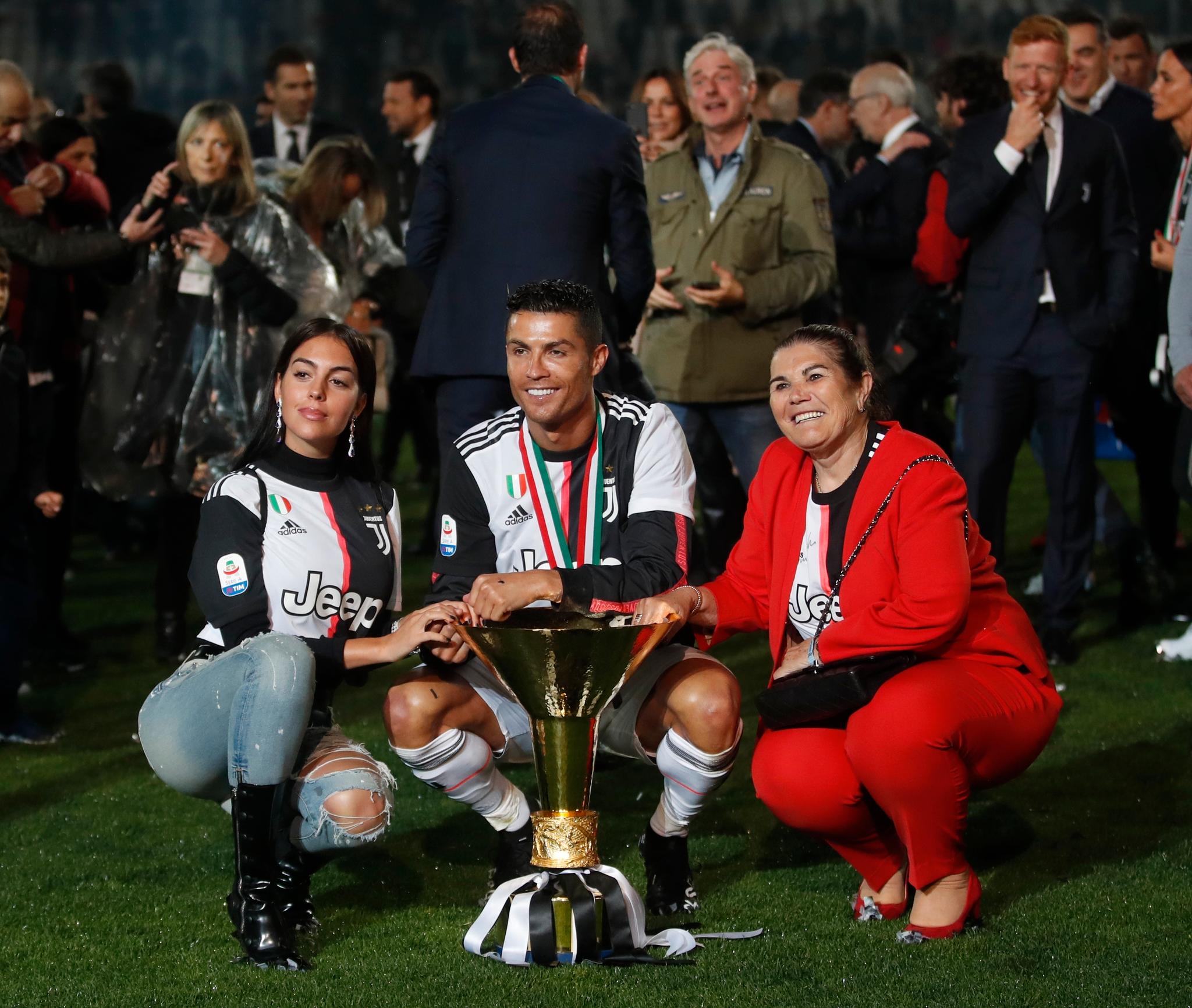 FAMILIE: Georgina Rodriguez flankert av kjæreste Cristiano Ronaldo og mor Dolores Aveiro.