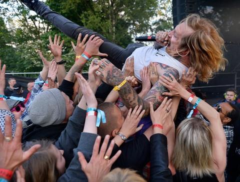GOD GANG: Espen Håland surfet på publikum under Mablis-konserten. Nå har Hold Fast valgt å legge opp etter nærmere fem år sammen.