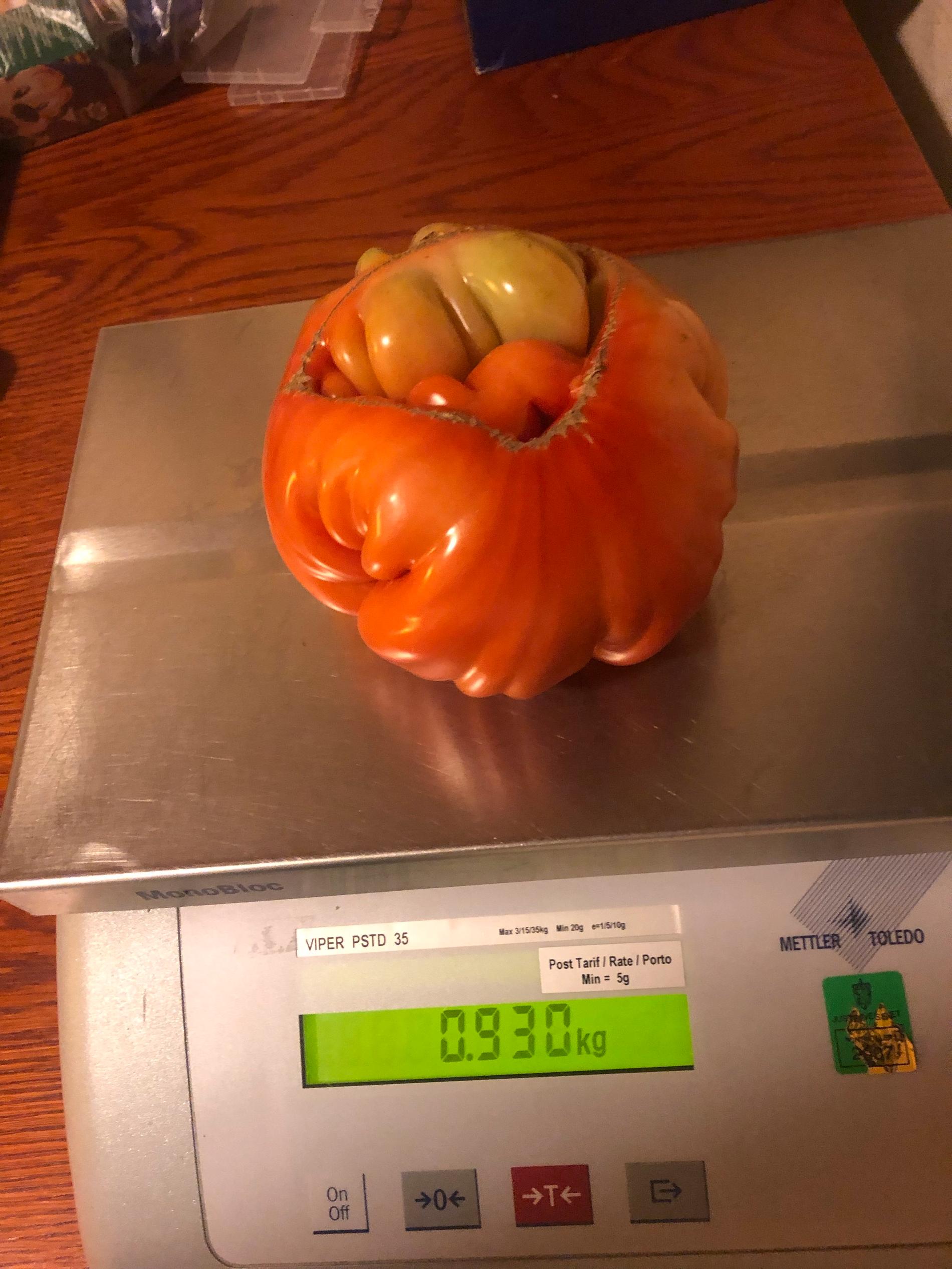 Denne tomaten ble dyrket frem i drivhuset til Kjell Øfsti på Harestad, vekten viste 930 gram. Nå inviterer hagelaget deg til å være med på konkurranse. 