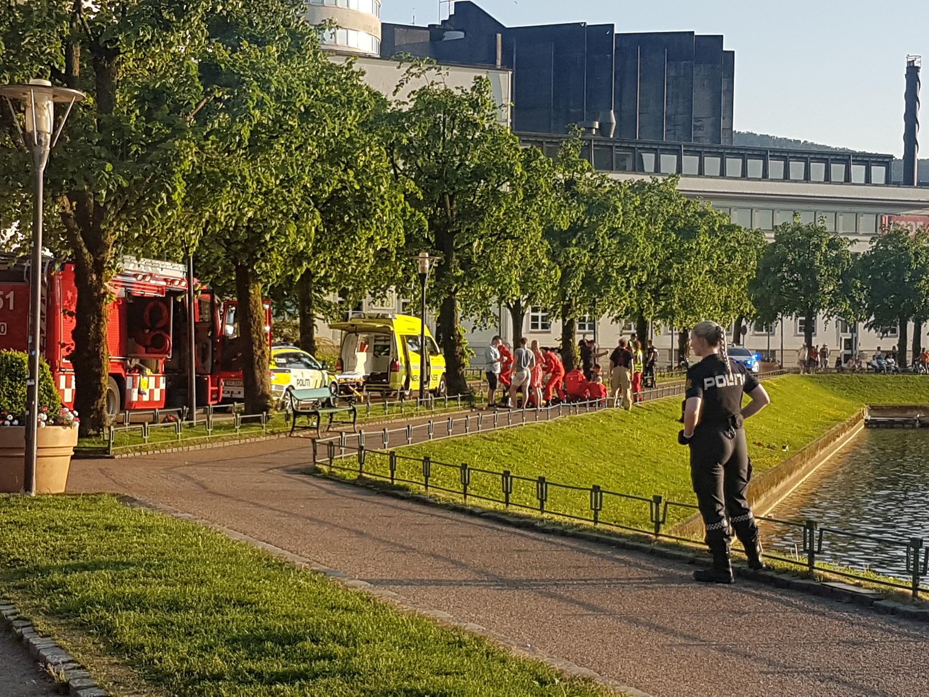 ULYKKE: Klokken 20.38 fikk politiet melding om at en person ikke lenger kunne gjøres rede for ved Smålungeren i Bergen sentrum. Da nødetatene kom frem til stedet, var personen hentet opp av vannet. 