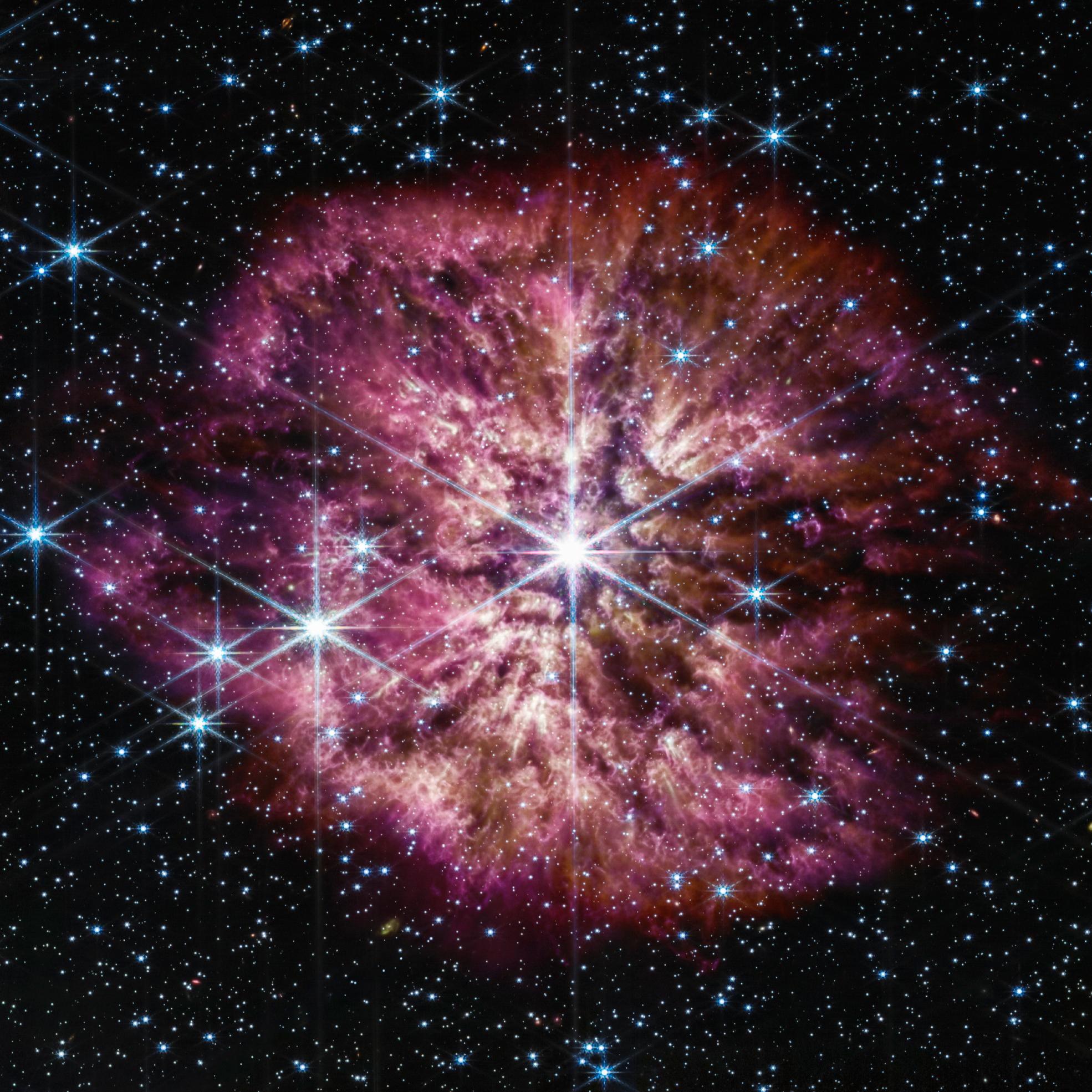 Dette bildet levert av NASA viser stjernen Wolf-Rayet 124, i midten, fanget av James Webb-romteleskopet i juni i fjor. Webb-teleskopet gjør stadig nye oppdagelser, nylig oppdaget det de fire fjerneste galaksene som noen gang er observert. 