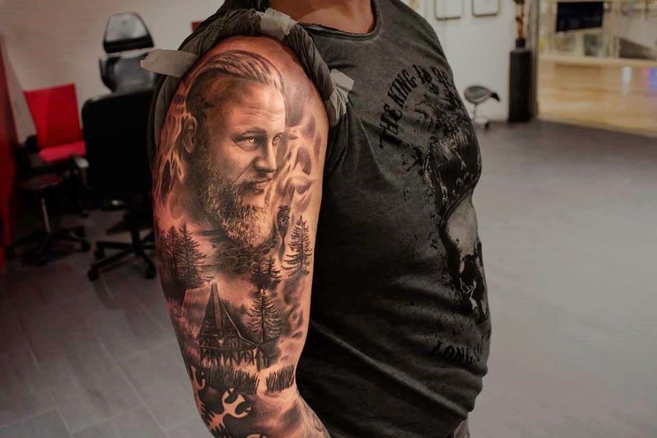 En av kundene til Eikenes ville ha «Ragnar Lothbrok» fra serien «Vikings» foreviget på overarmen.