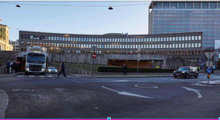  Området mellom Akersgata og Møllergata hvor Y-blokken står, er i dag dominert av rundkjøringer, biltrafikk, støy og eksos, skriver arkitekt Gudmund Stokke.