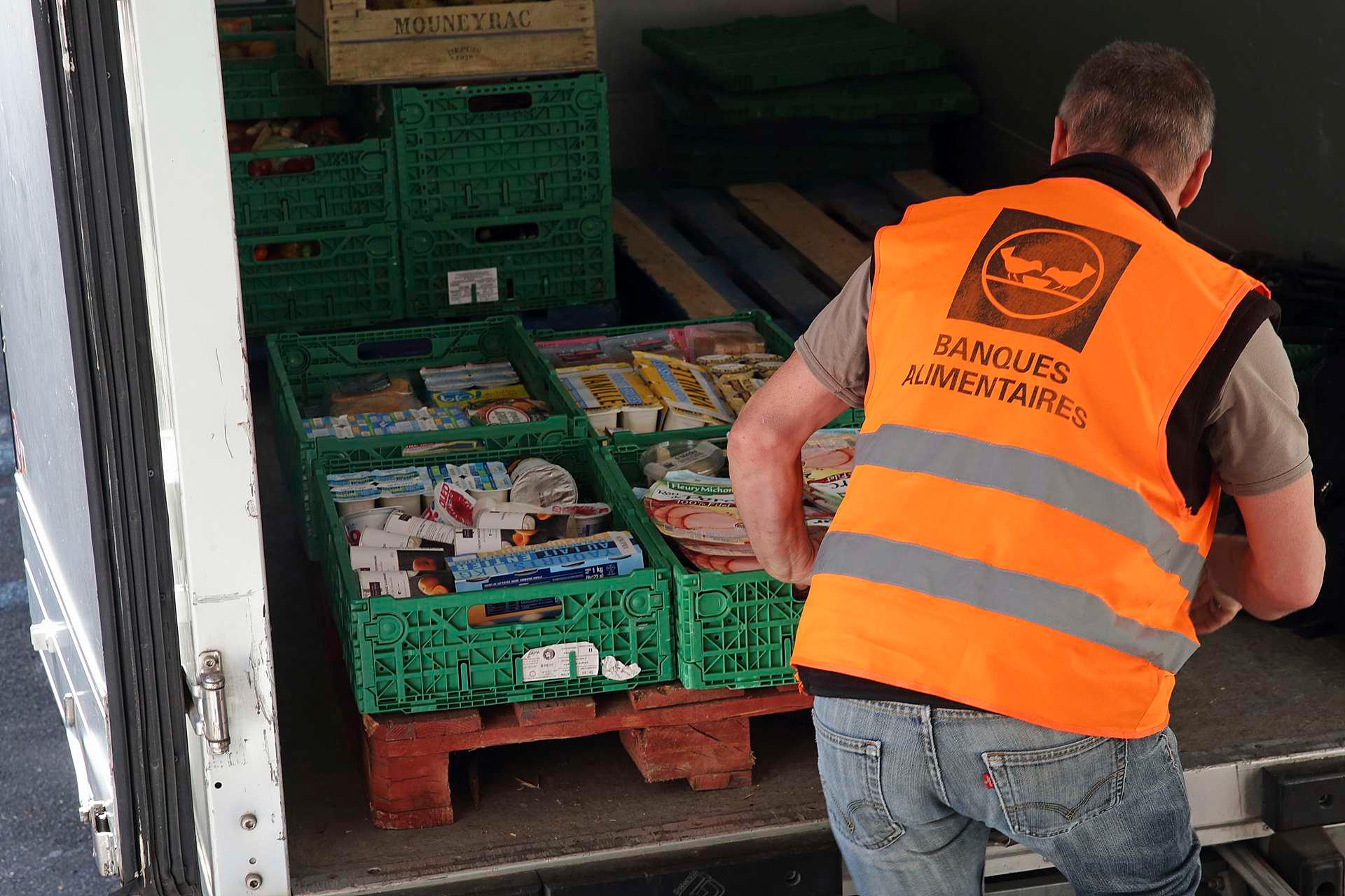 En fransk, pensjonert tog-ingeniør laster varebilen med mat donert fra et supermarked til veldedige organisasjoner. Dette kan bli et vanligere syn nå, også i Italia.