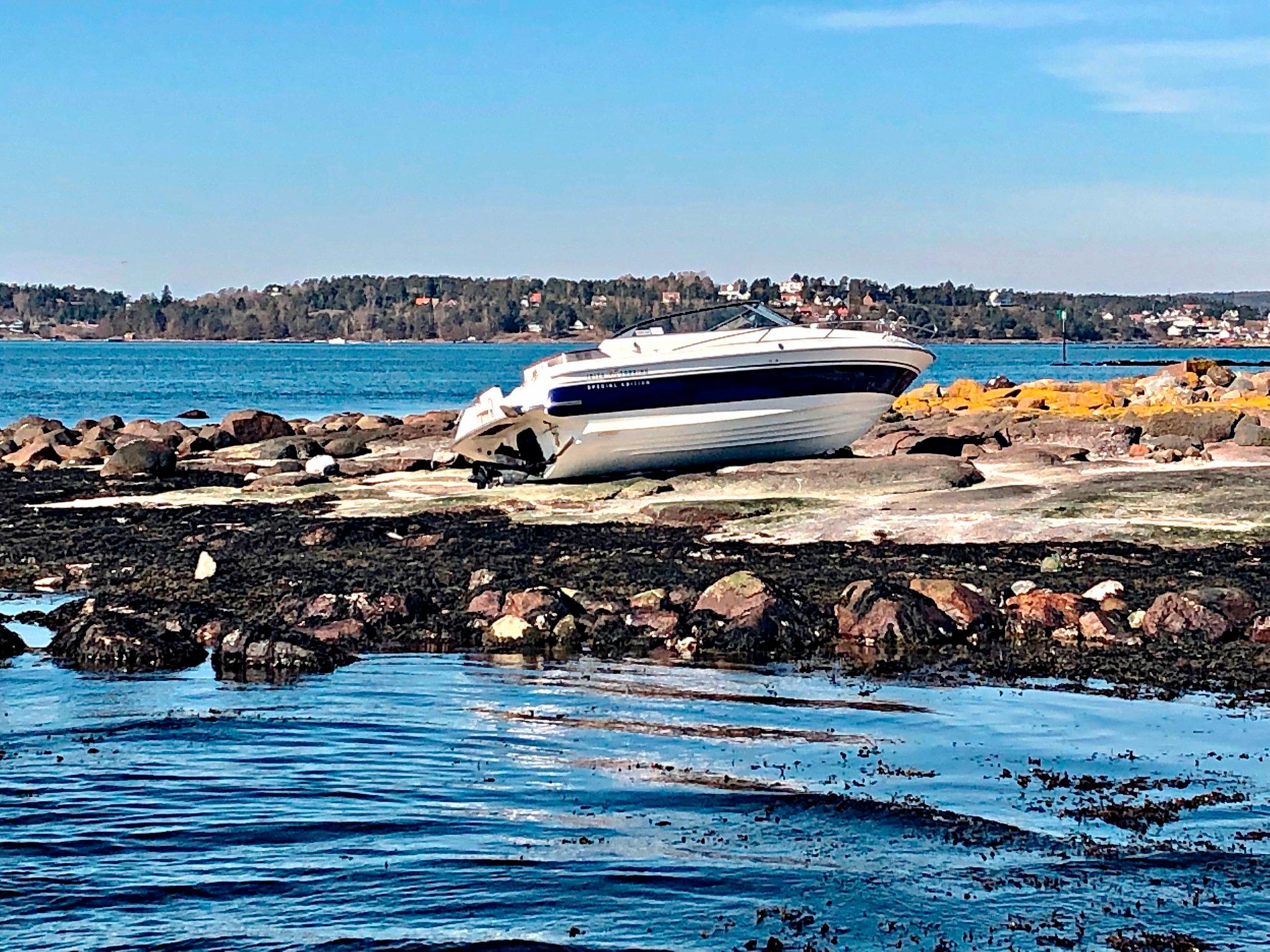 To personer ble sendt til legevakten etter at en mindre båt kjørte på land ved øya Tørfest i Vestfold natt til torsdag. De kom uskadd fra hendelsen. Foto: Vestfold interkommunale brannvesen / NTB scanpix