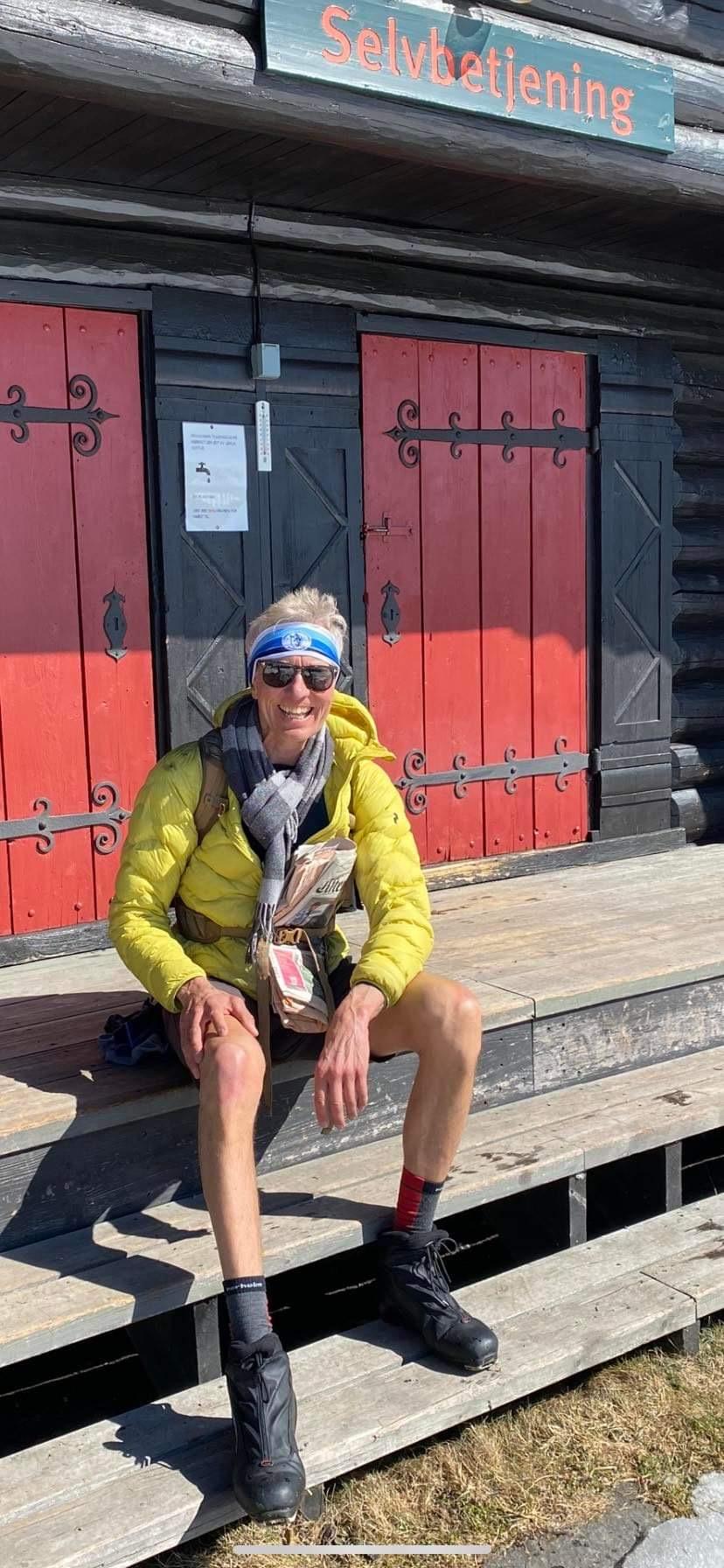 «Skifluenser» Nils Hovelsrud på Løvlia torsdag. Han var ikke den eneste som valgte shorts til skiene.