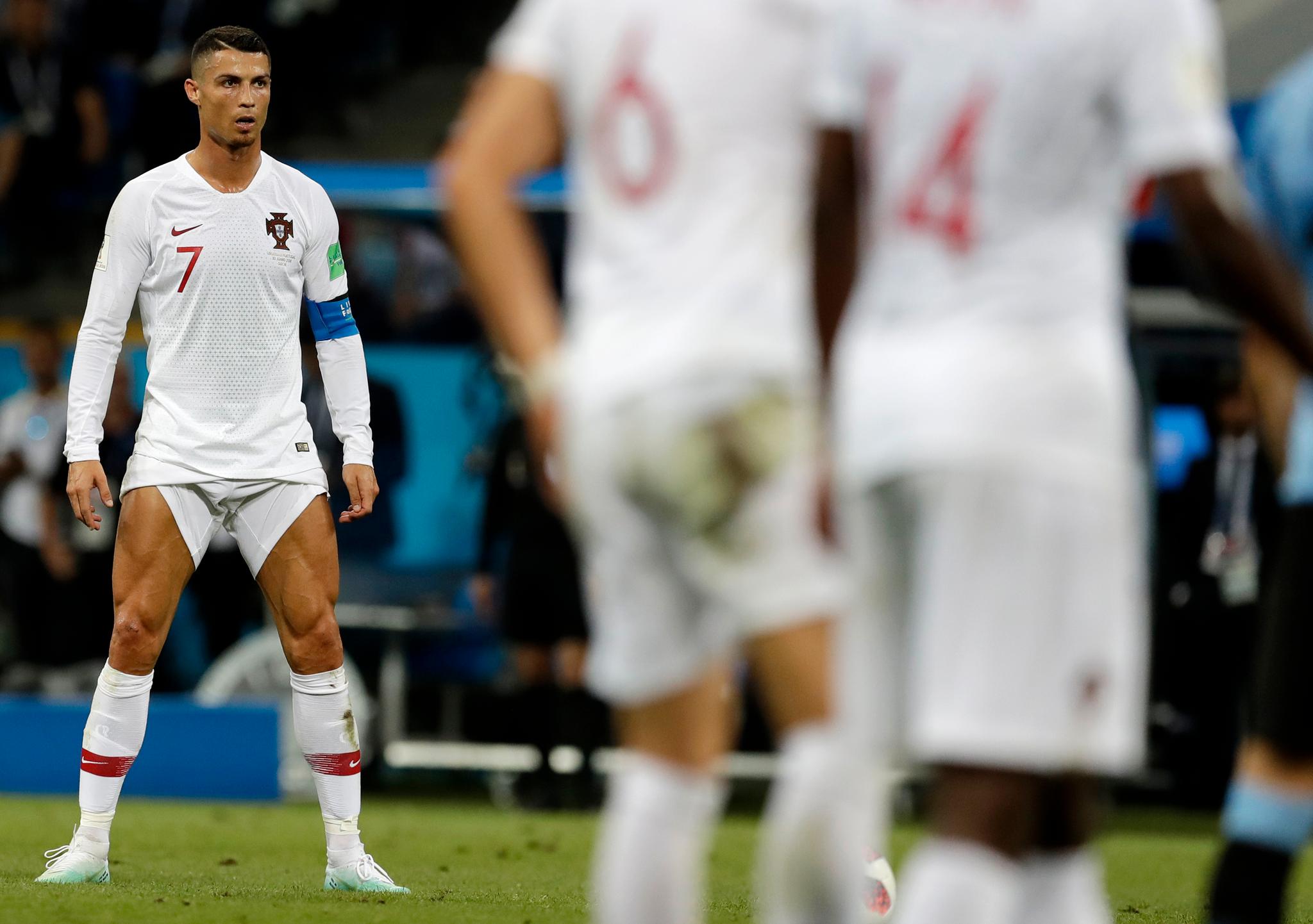 Cristiano Ronaldo flekser lårmusklene sine på et frispark.
