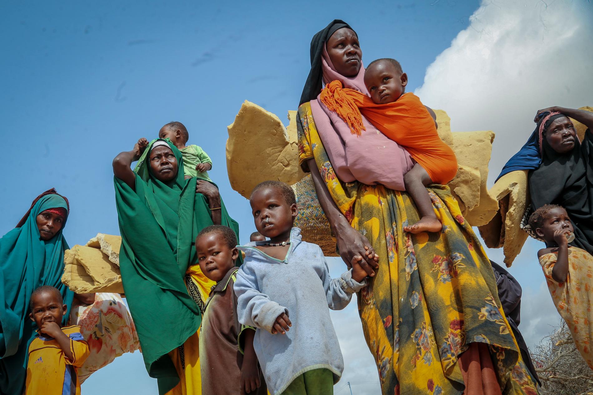 Somaliske kvinner og barn som har flyktet fra tørkerammede områder og slått seg ned utenfor hovedstaden Mogadishu. 