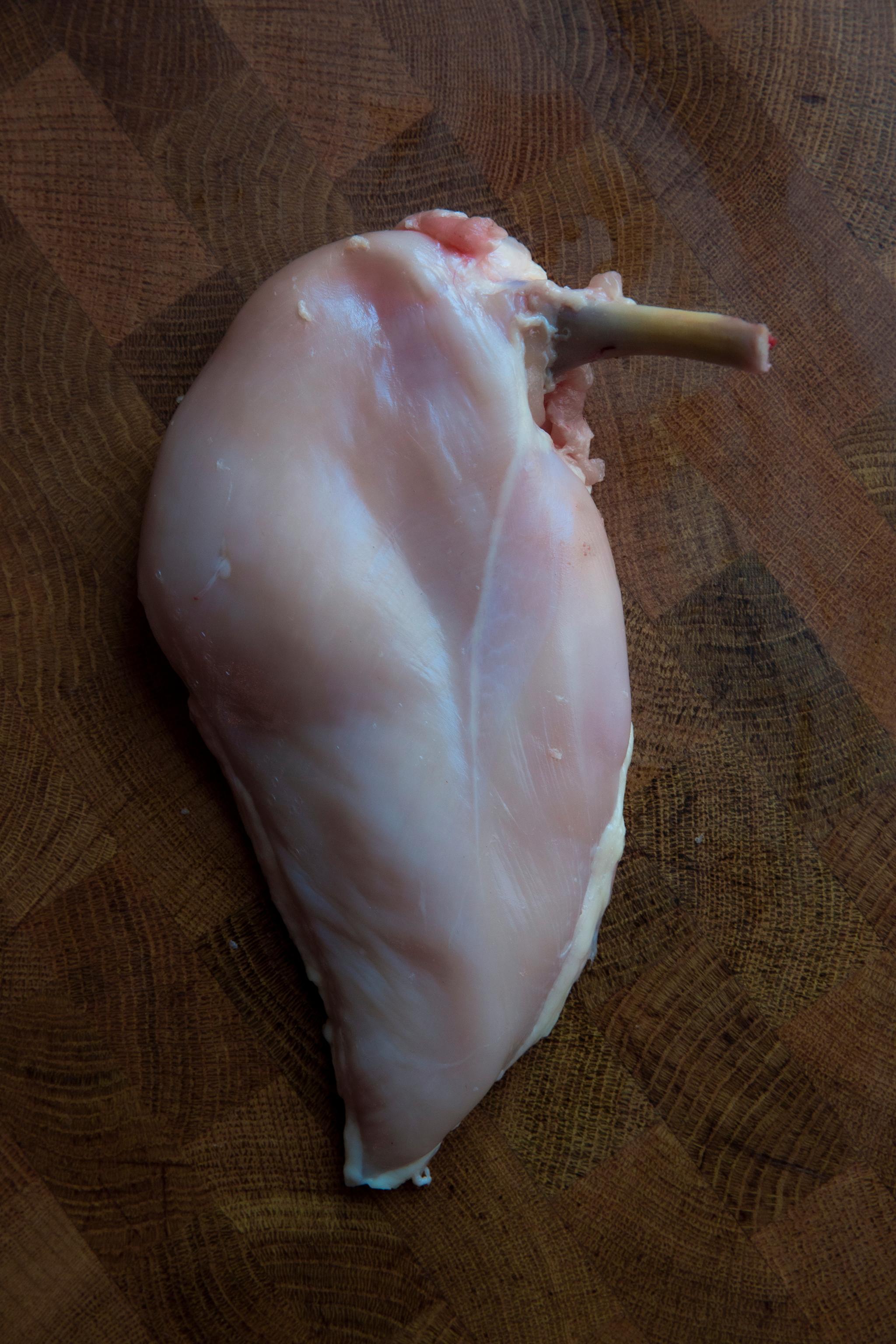 Fjern skinnet på kyllingbrystet før du bretter det ut og banker det (se oppskriften).