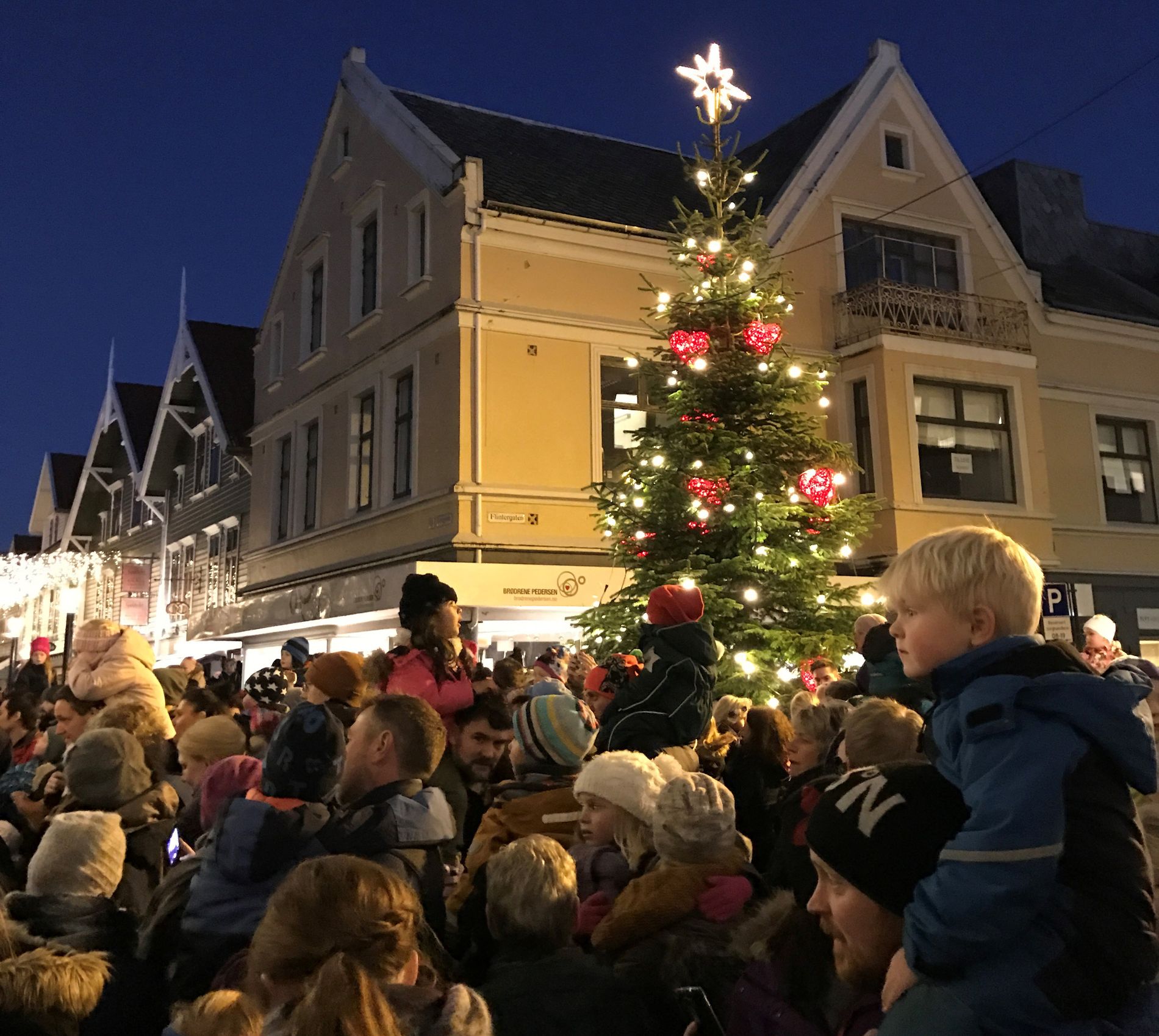 Når julegrana tennes i Sandnes på søndag, åpnes det også for å levere inn anonyme gaver til de som trenger det mest. Her fra julegrantenningen i 2016. 