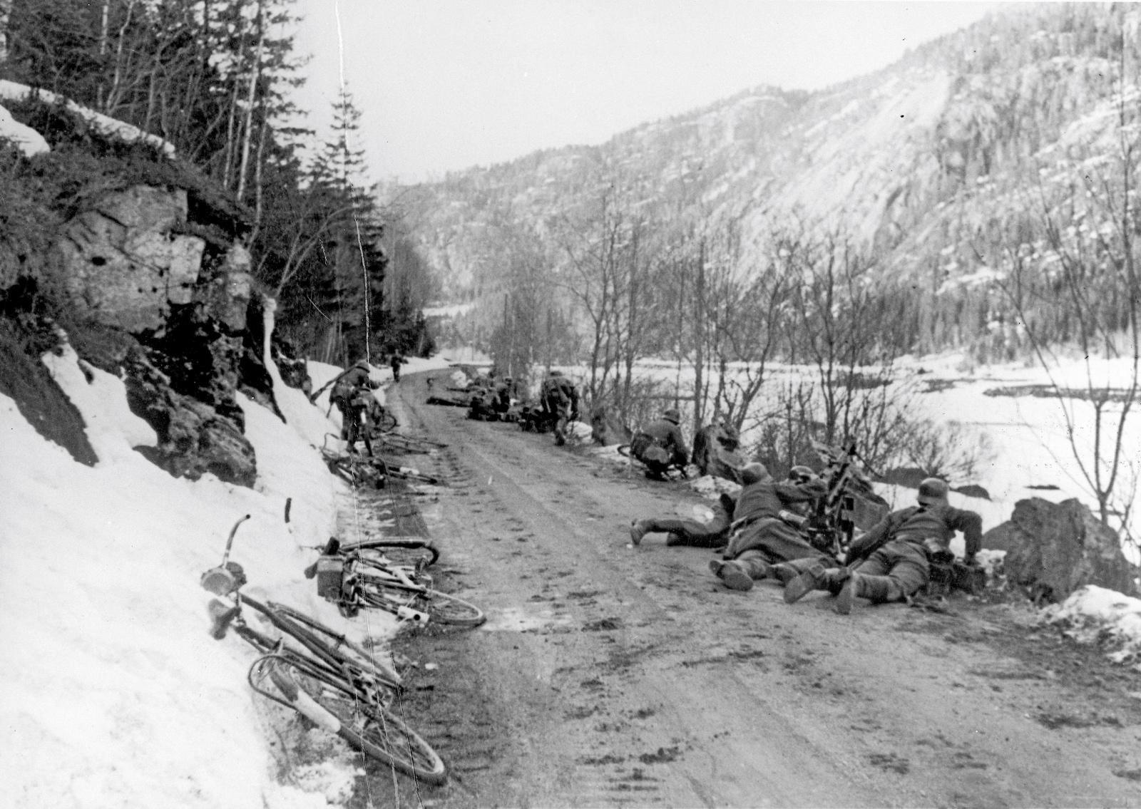 Tysk infanteri under kampene i Sør-Norge 23. april 1940. En tysk tropp under norsk ild et sted i Sør-Norge. 