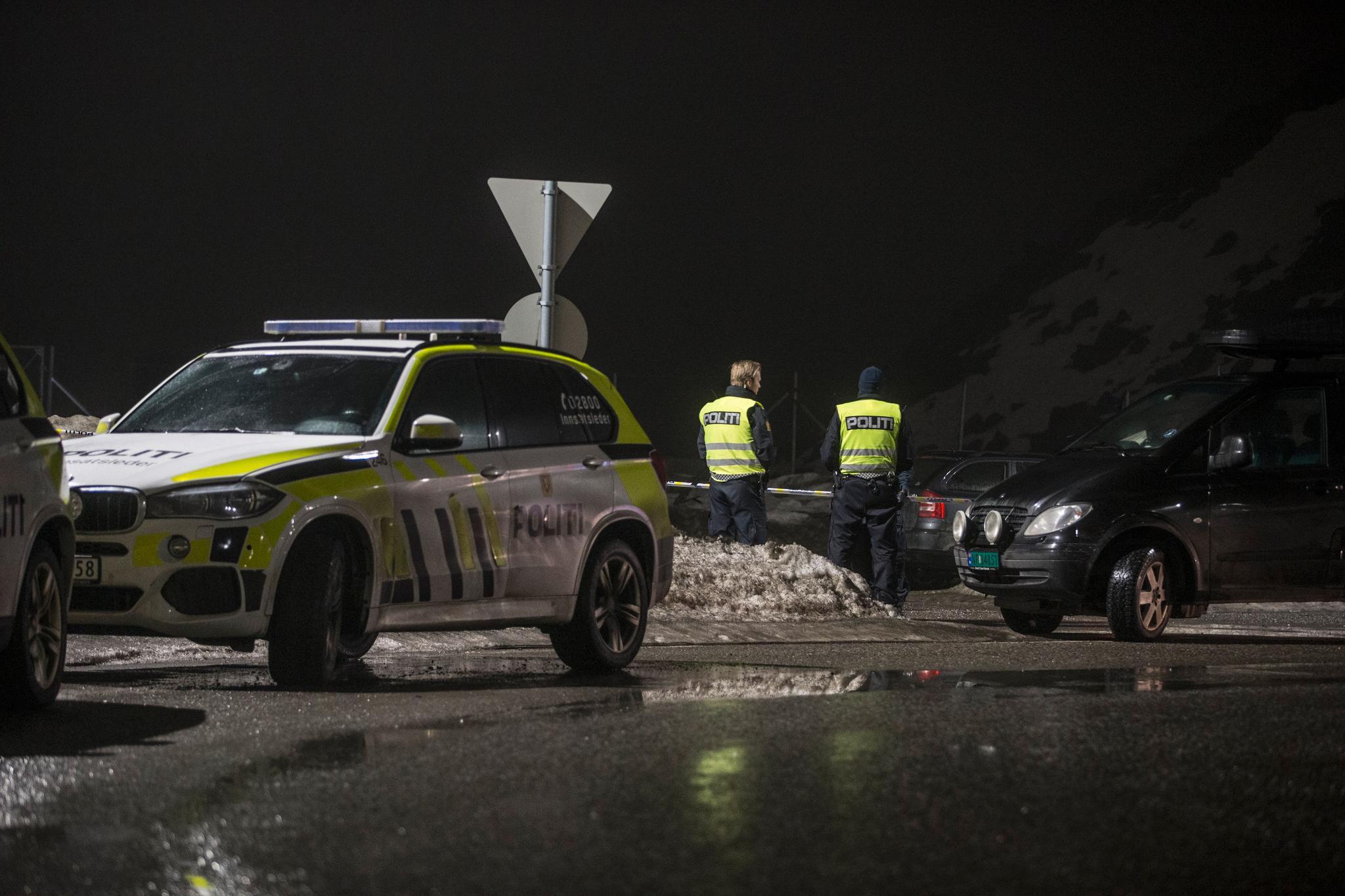 Politiet startet søndag kveld undersøkelser av en bil med store skader på rasteplass på E18 ved Langangen i Porsgrunn. Bombegruppen fra Oslo er på stedet og bistår med undersøkelser.