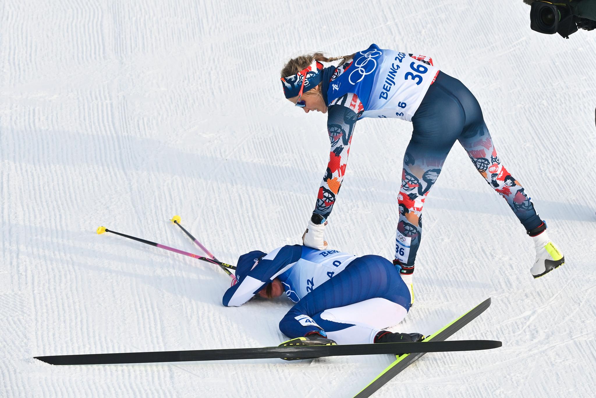 UTROLIG JEVNT: Johaug gikk bort til Kerttu Niskanen etter at den finske utøveren hadde kommet i mål, etter det som ble et utrolig jevnt renn. 