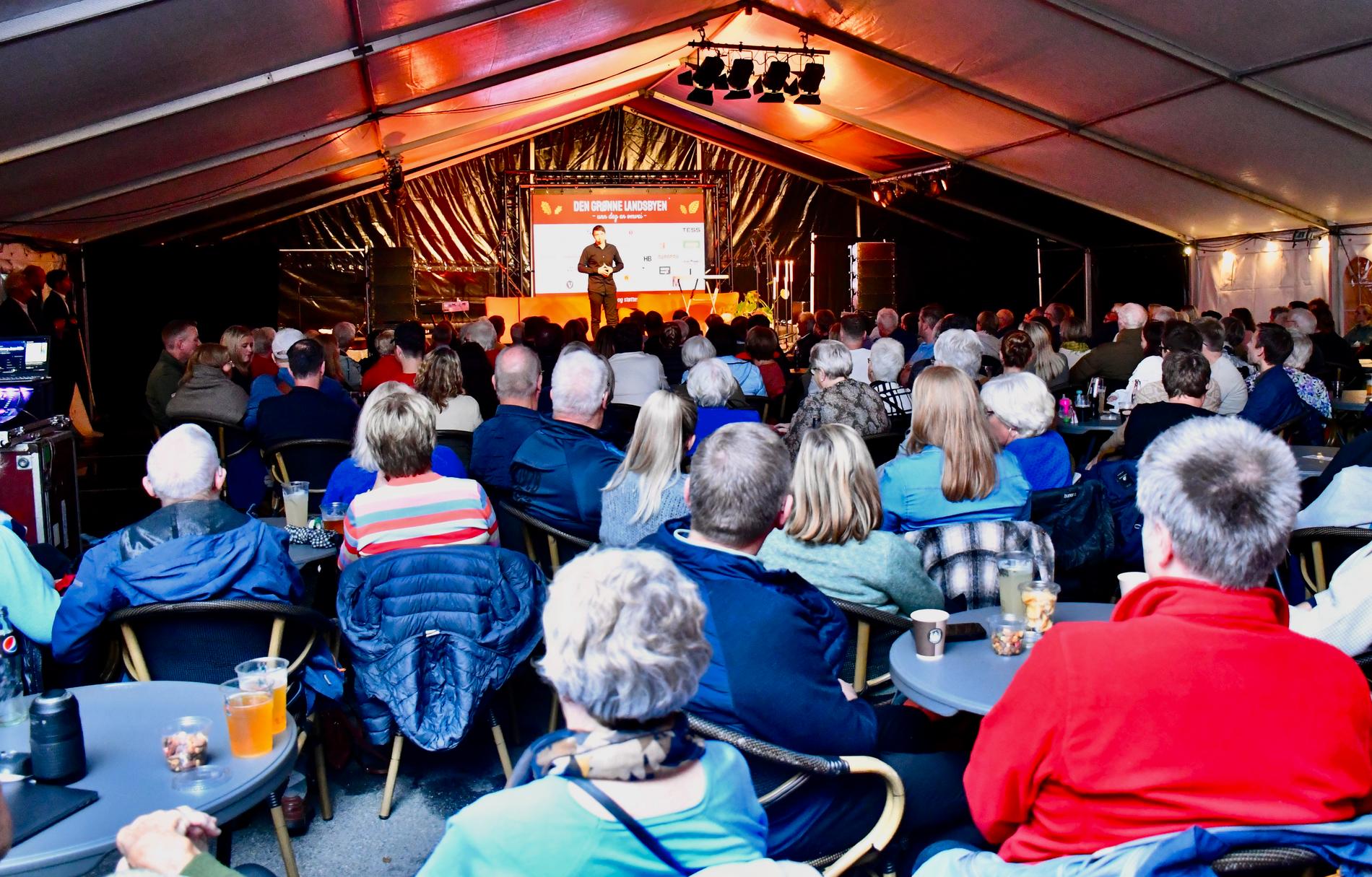 Teltet var fullt av folk da det var både Humor & Alvor  torsdag kveld. På scenen her, komiker Tore Kårstad.