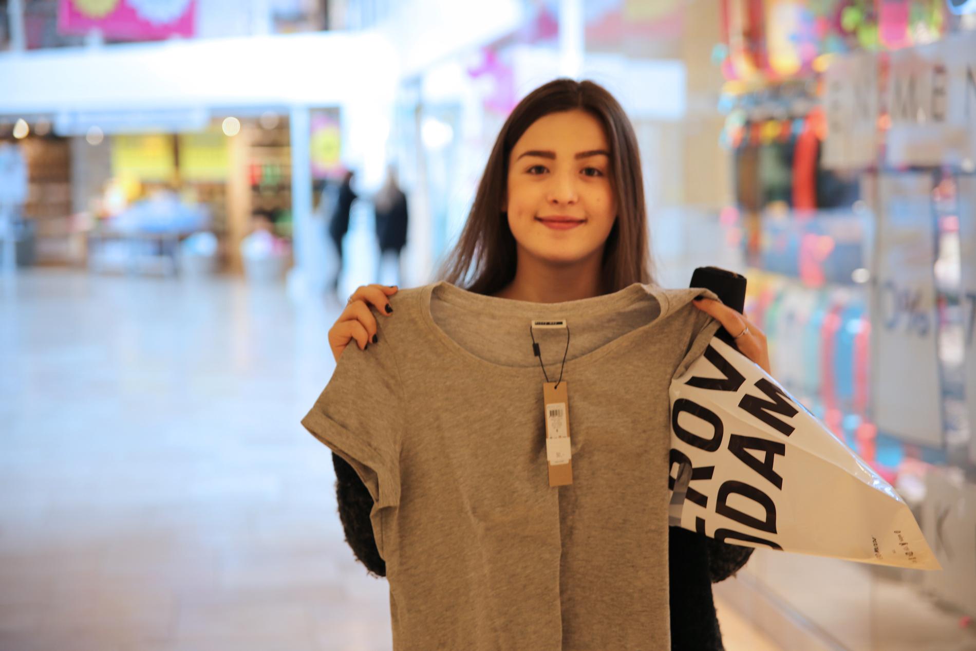 Loretta stod opp klokken fem for å få med seg handelens dag. Hennes første kjøp for dagen ble en t-skjorte. Alle foto: Silje Foss Langeland.