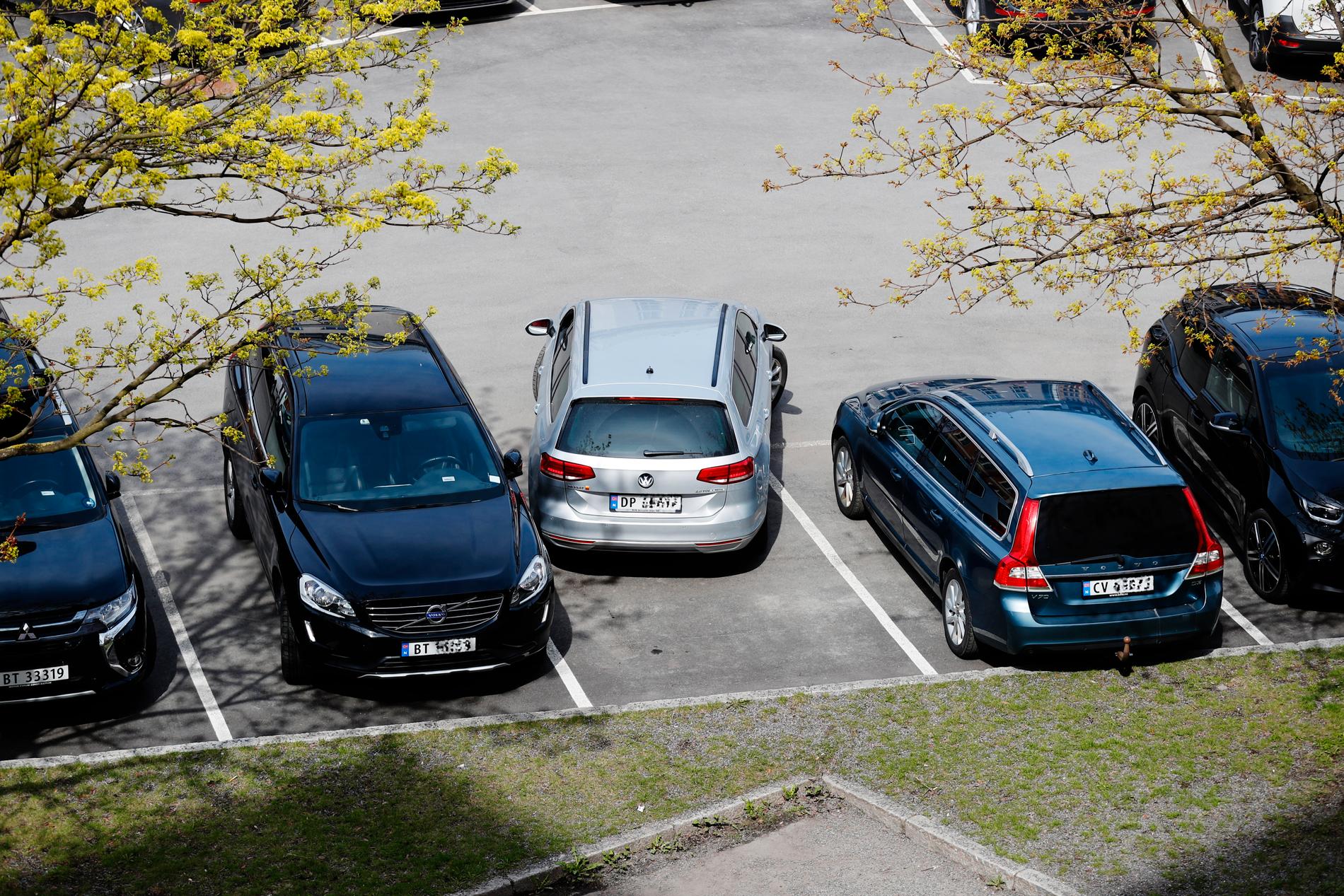 I dag er parkeringsplassene 2,5 meter brede. Sintef anbefaler å øke standarden til 2,6 meter. 