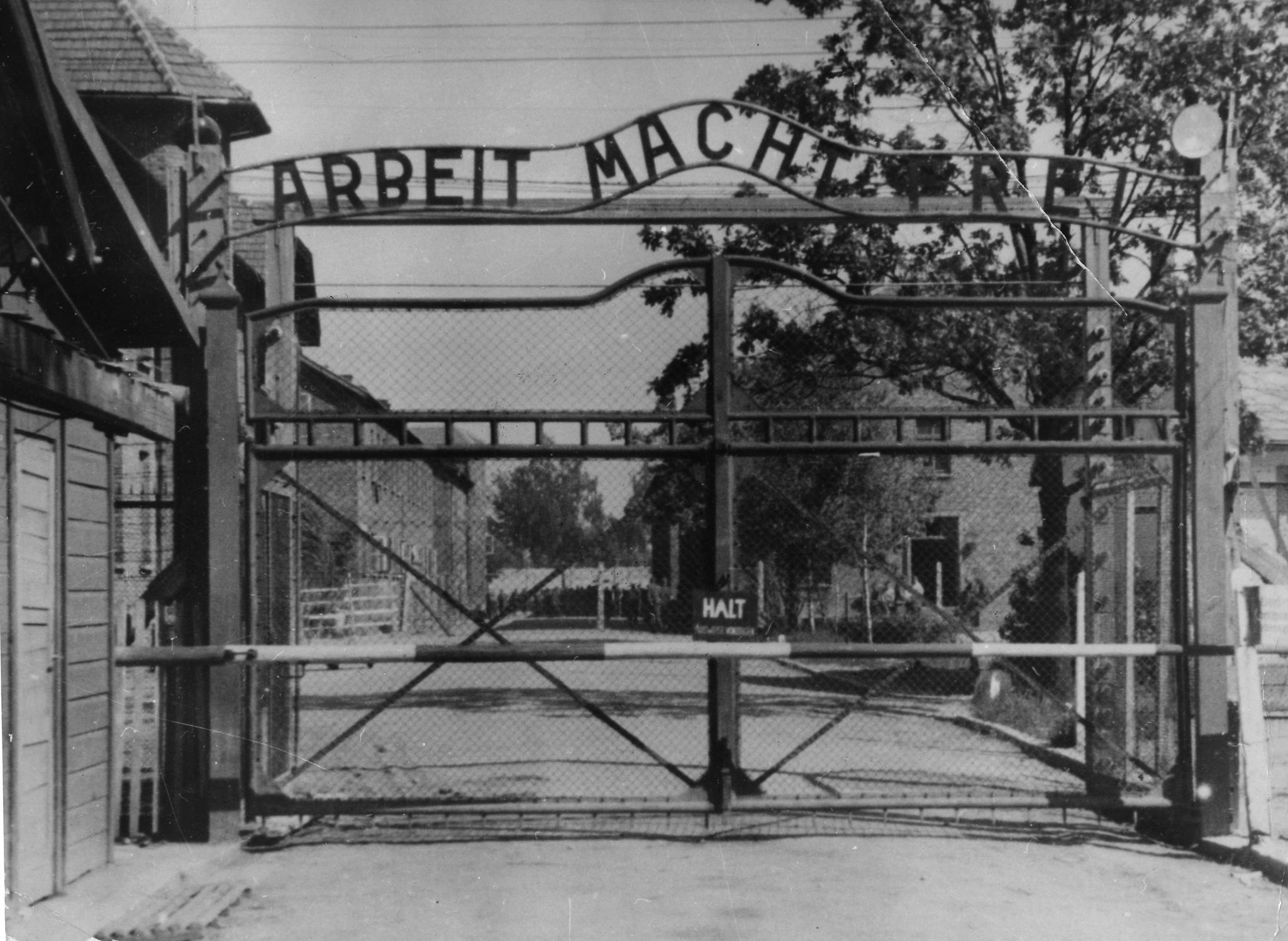 Udatert arkivbilde av porten inn til konsentrasjonsleiren Auschwitz.