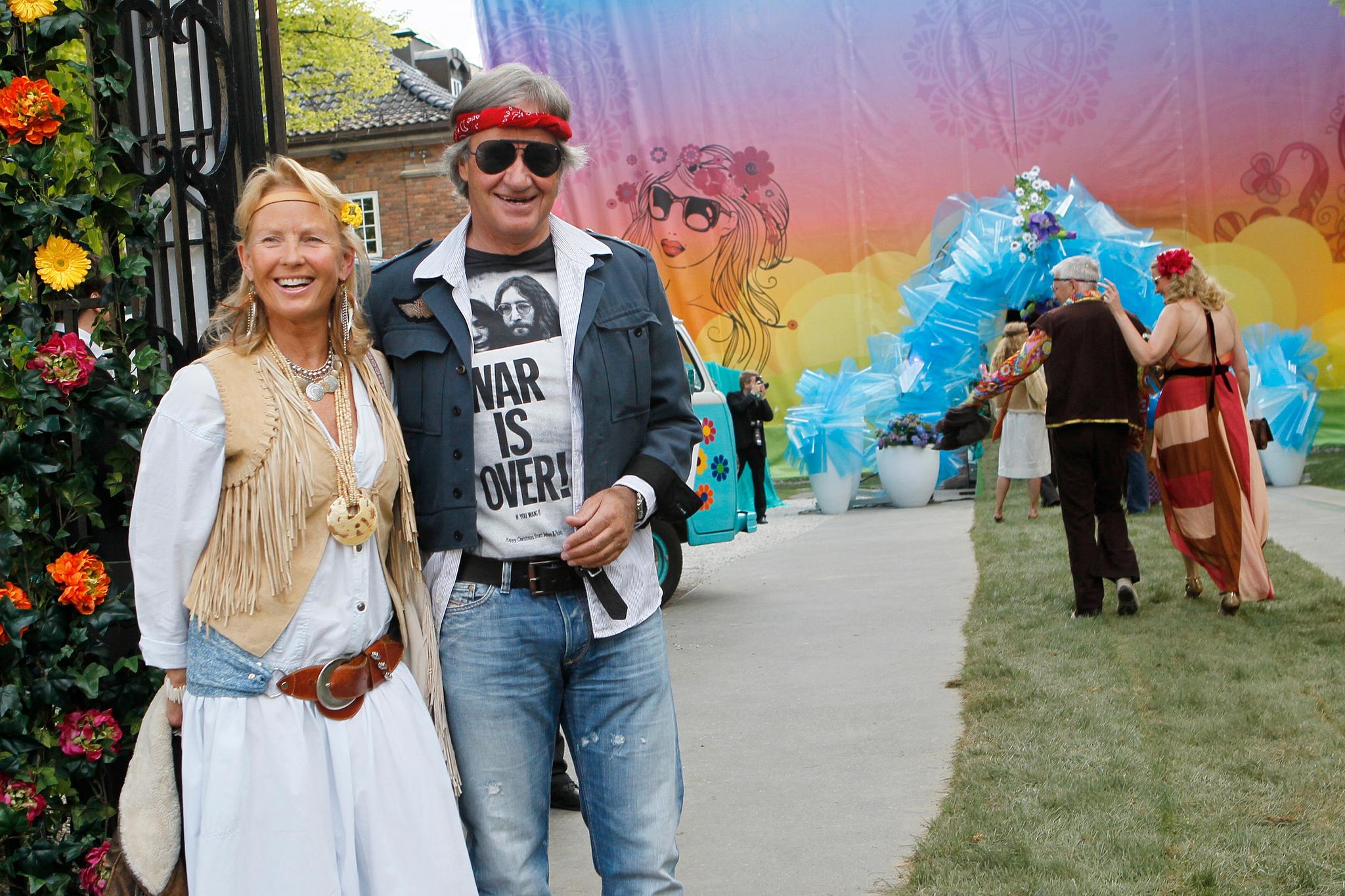 Året før, i 2011, hadde festen hippie-tema. Her er Bjørn Kjos og kona Gerd Helene Kjos. Trygve Hegnar og samboer Vibeke Holth i bakgrunnen.