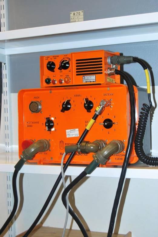 Et apparat fra den tidligere radioleverandøren Svenska Radioaktiebolaget, som skulle sørge for kommunikasjon med omverdenen hvis atomkrig brøt ut, står igjen i bunkeren.