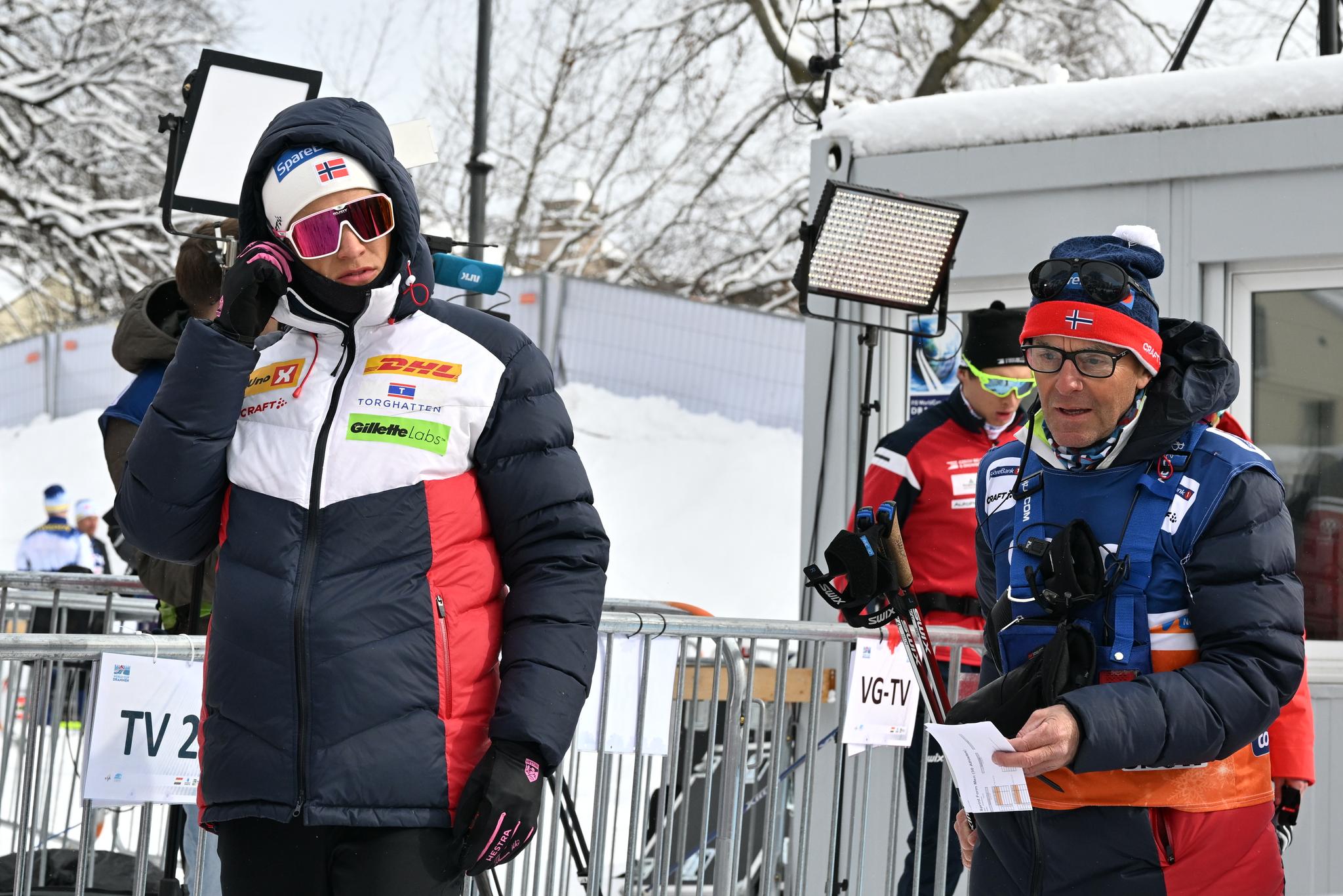 MÅ FORHANDLE: Johannes Høsflot Klæbo skal forhandle med Norges Skiforbund om en representasjonsavtale til vinteren. Her er han sammen med sprintlandslagstrener Arild Monsen tidligere i vinter.