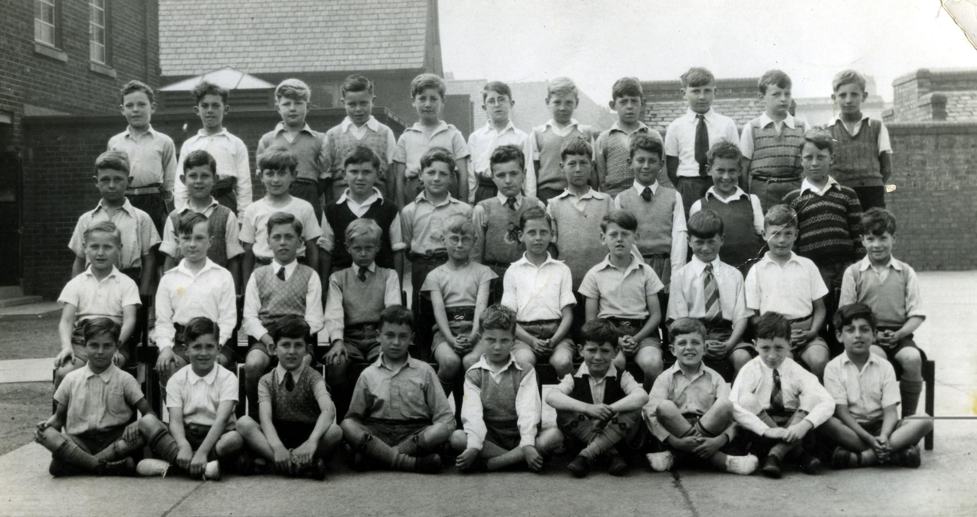 Klassefoto av John Winston Lennon på Dovedale primary school, som ligger like ved Penny Lane. Lennon står midt i bakerste rad. Bildet er fra 1951. 