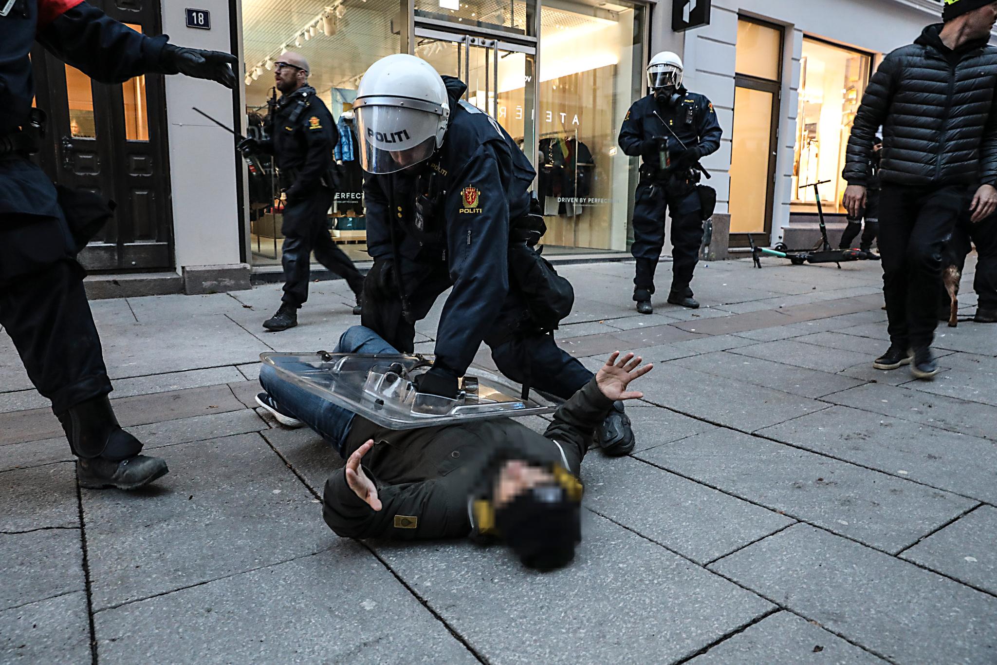 Syv personer ble pågrepet da demonstrasjonene endte i bråk og slåsskamper i Oslo sentrum lørdag kveld.