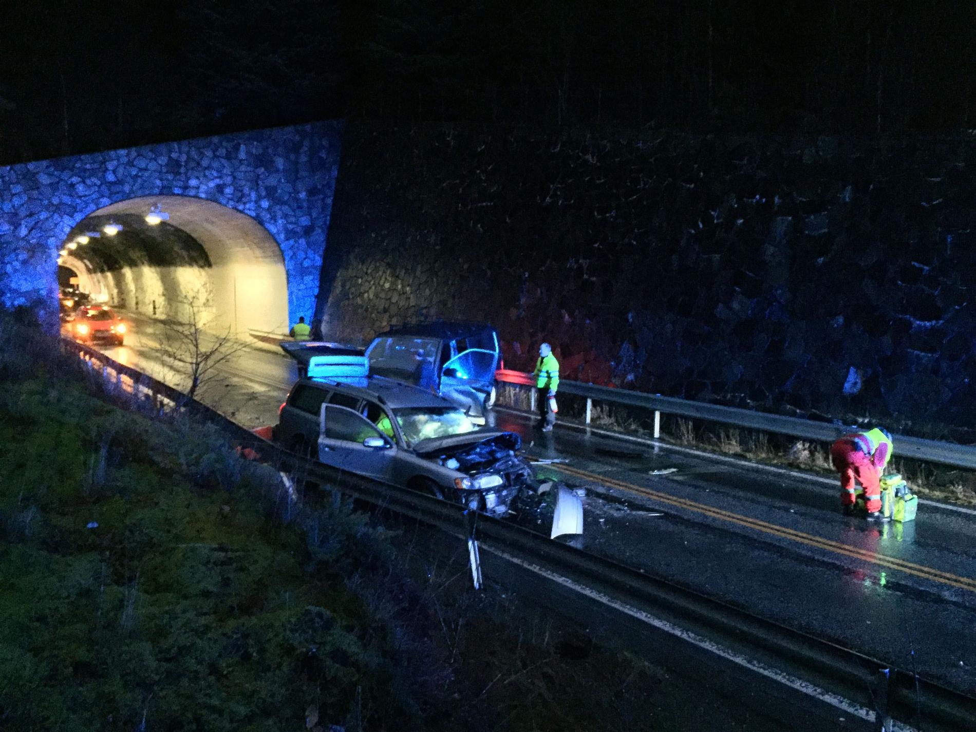 TO SKADET: Oljesøl og store materielle skader på bilene gjorde at det tok halvannen time før fylkesvei 57 ved Hundvin i Lindås ble åpnet.