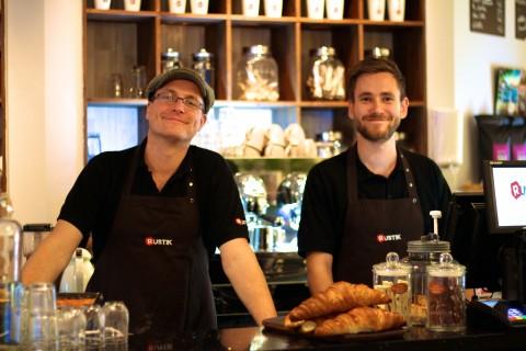 UNIKT: Francois Hanzel og Henrik Polden mener Rustik Café har noe ingen andre kafeer i Stavanger har.