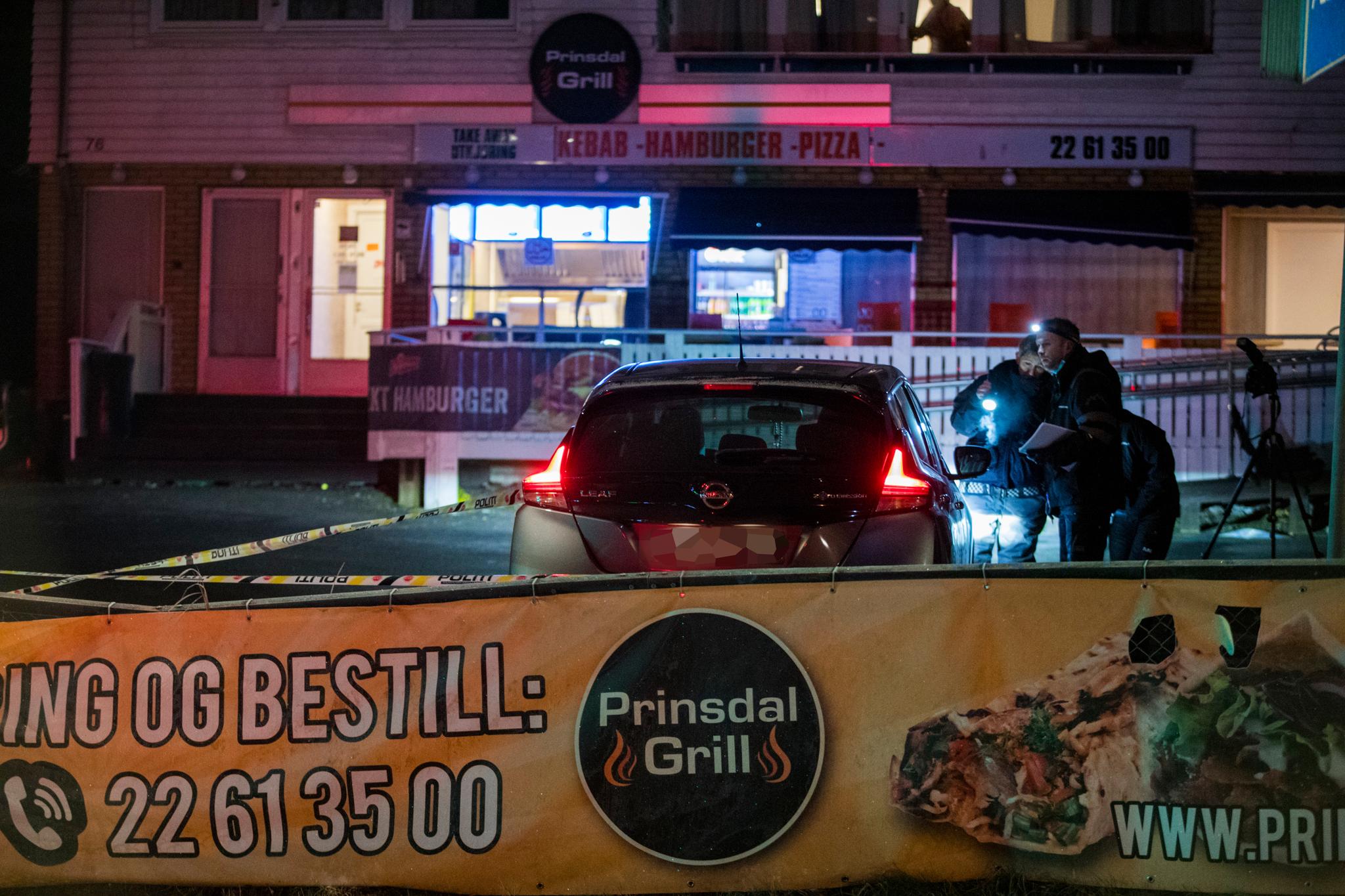 Politiets kriminalteknikere utenfor Prinsdal Grill natt til lørdag 11. januar i fjor.