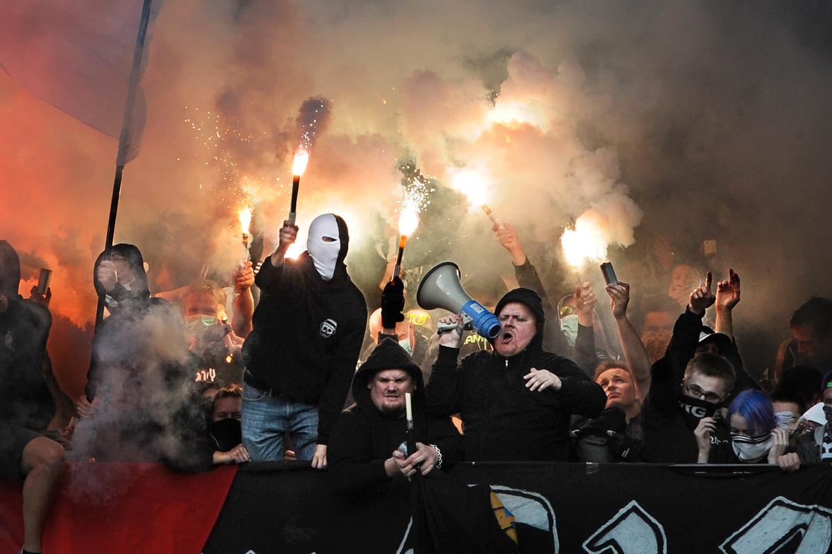 Mengder av pyro på Rosenborg-tribuna på Aker stadion søndag – fleire fekk brannskade. 