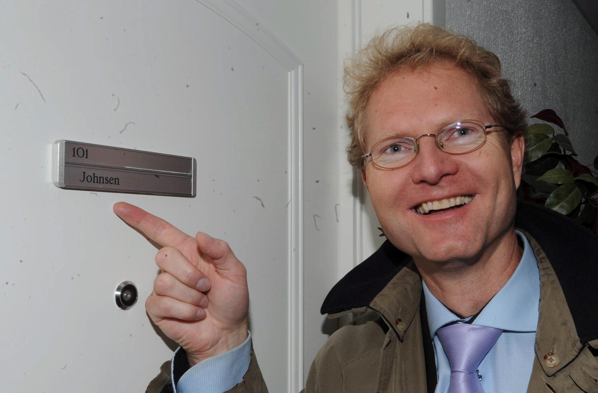 Stortingsrepresentant Tor André Johnsen lot seg avbilde foran døren til sin nye leilighet i forbindelse med en reportasje i Hamar Arbeiderblad. Han har fått kritikk for flere av hans uttalelser om Oslo i artikkelen.
