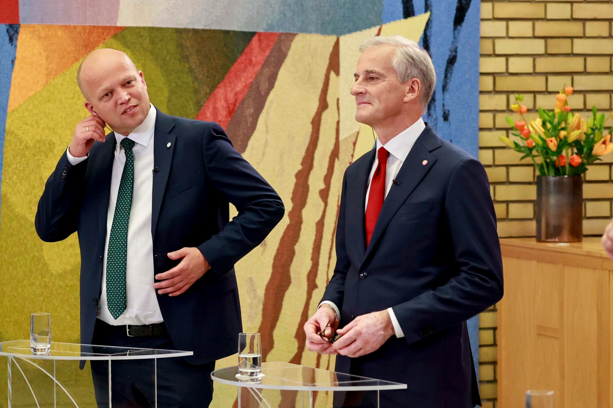 Rødt mener Sp-leder Trygve Slagsvold Vedum (til venstre) har overlatt styringen av kraftpolitikken til statsminister Jonas Gahr Støre (Ap) og Høyre. 